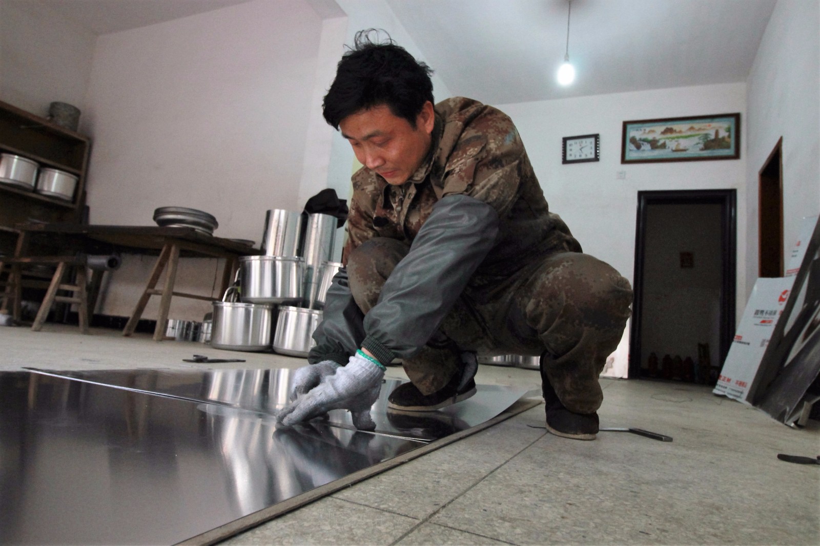 他师从爷爷敲白铁30年 一天敲4个一个卖140元