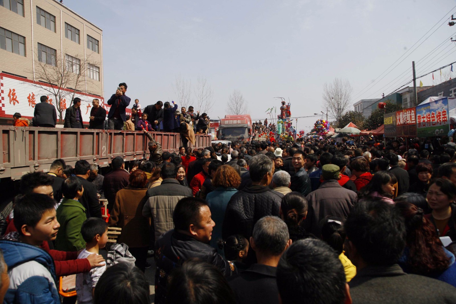 月11日,刚好赶上河南一乡村庙会,一场民间艺术引来周边数万名群众围观