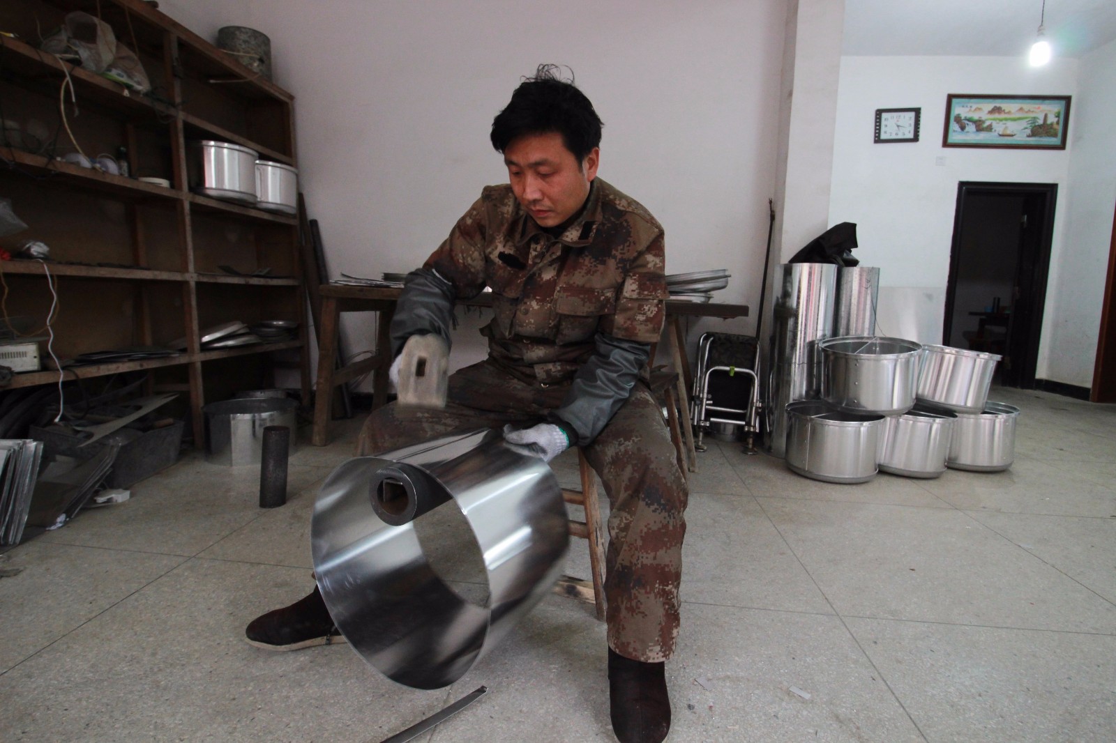 他师从爷爷敲白铁30年一天敲4个一个卖140元