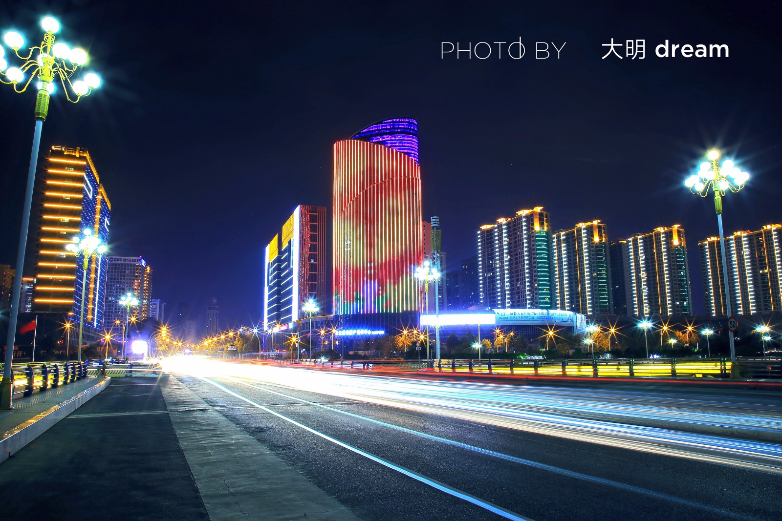 夜幕下的临沂,有很多可以值得品味的故事与风景