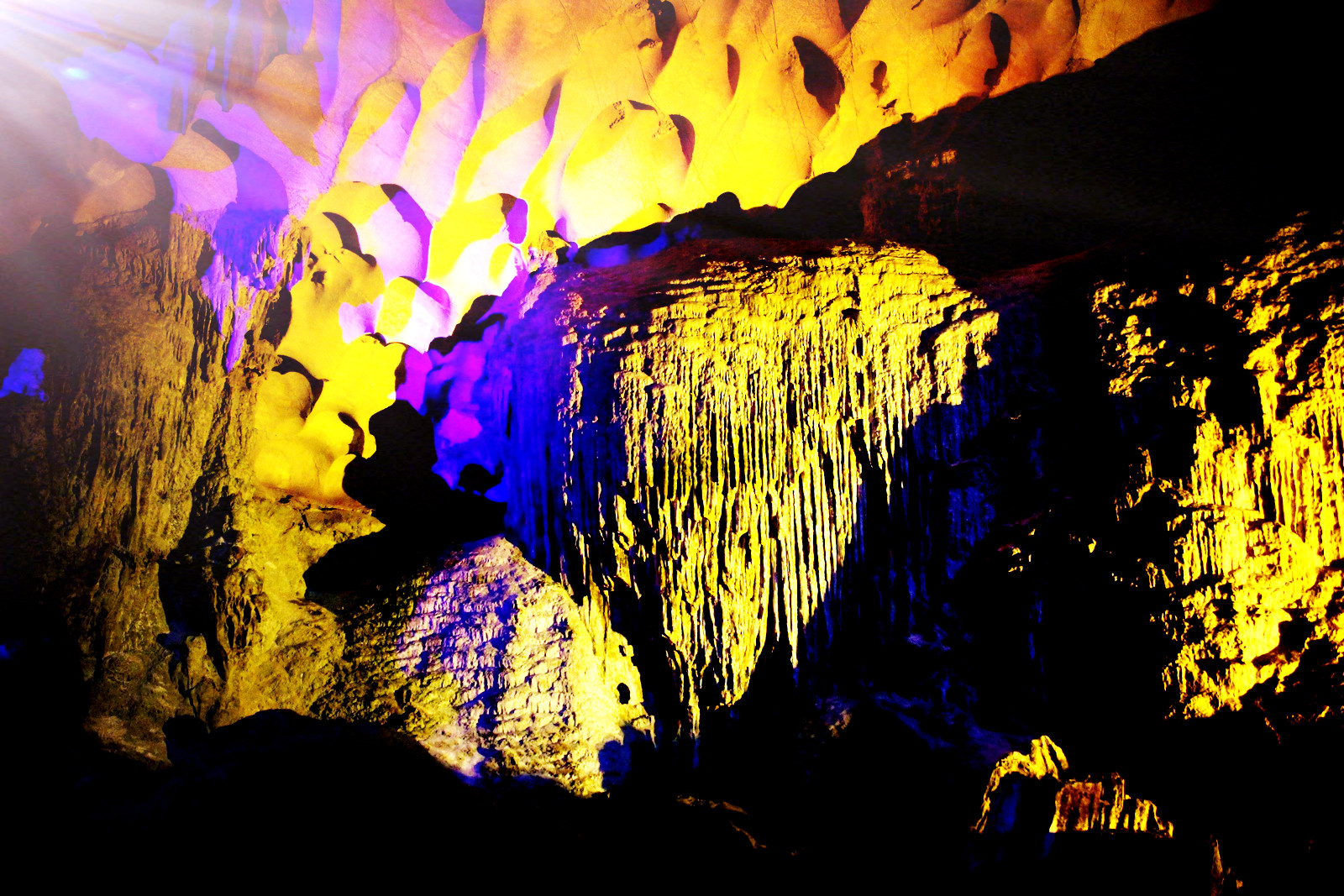 下龙湾的天宫洞