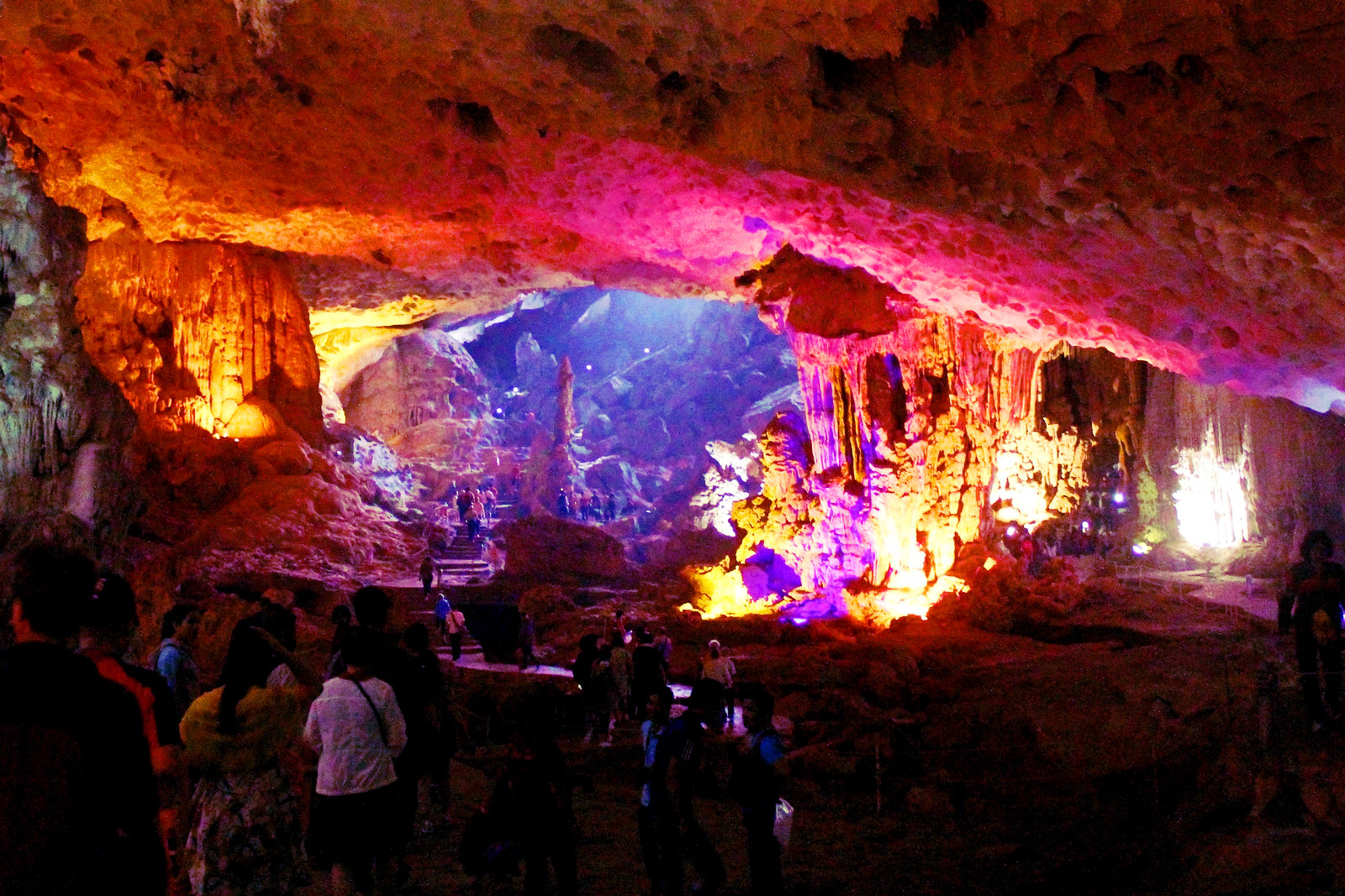 下龙湾的天宫洞