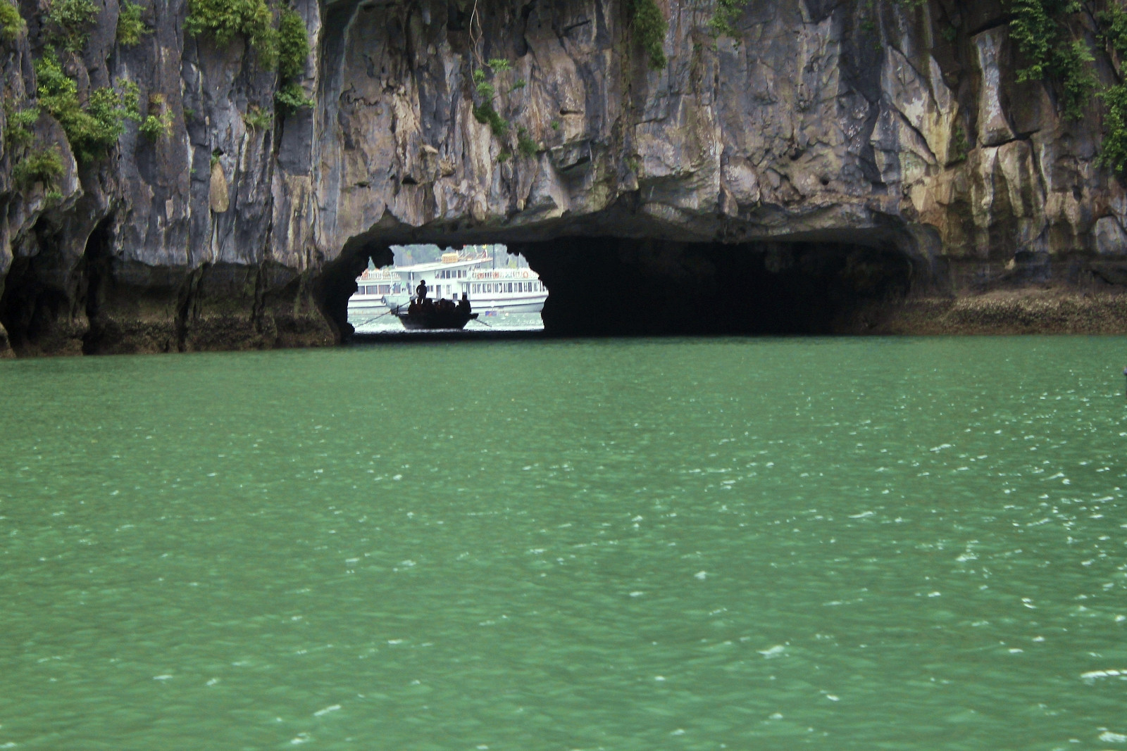 下龙湾有个月亮湖