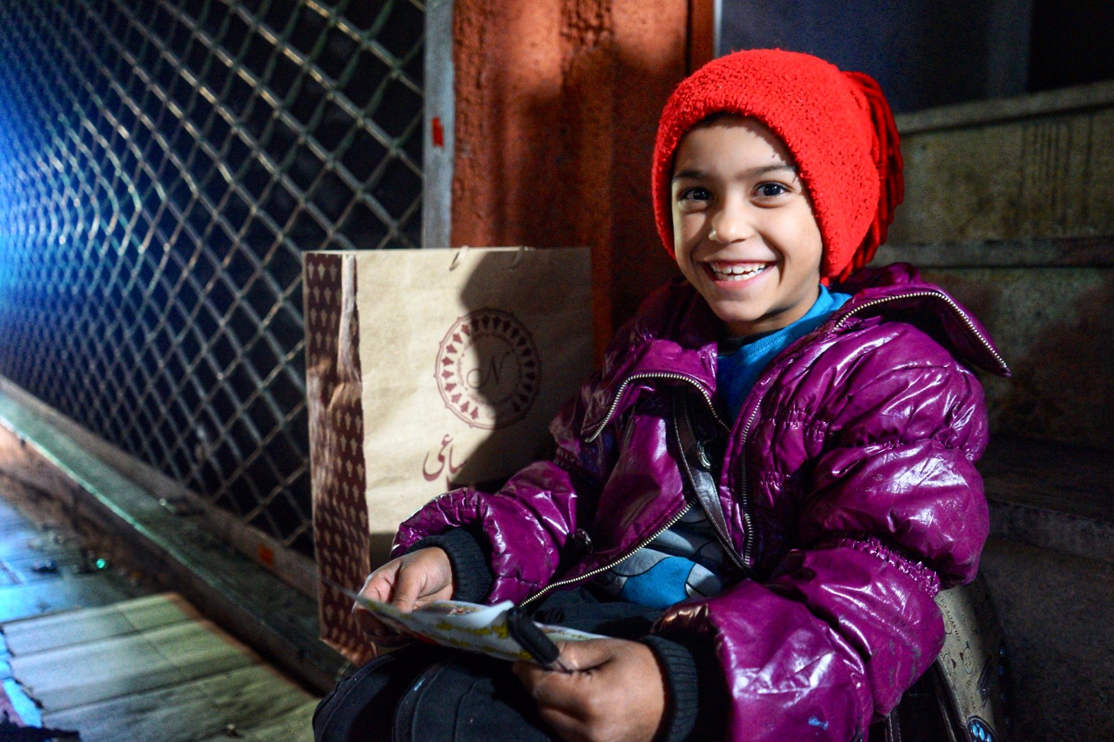 阿富汗战争孤儿摆地摊 寒夜中不忘学写字