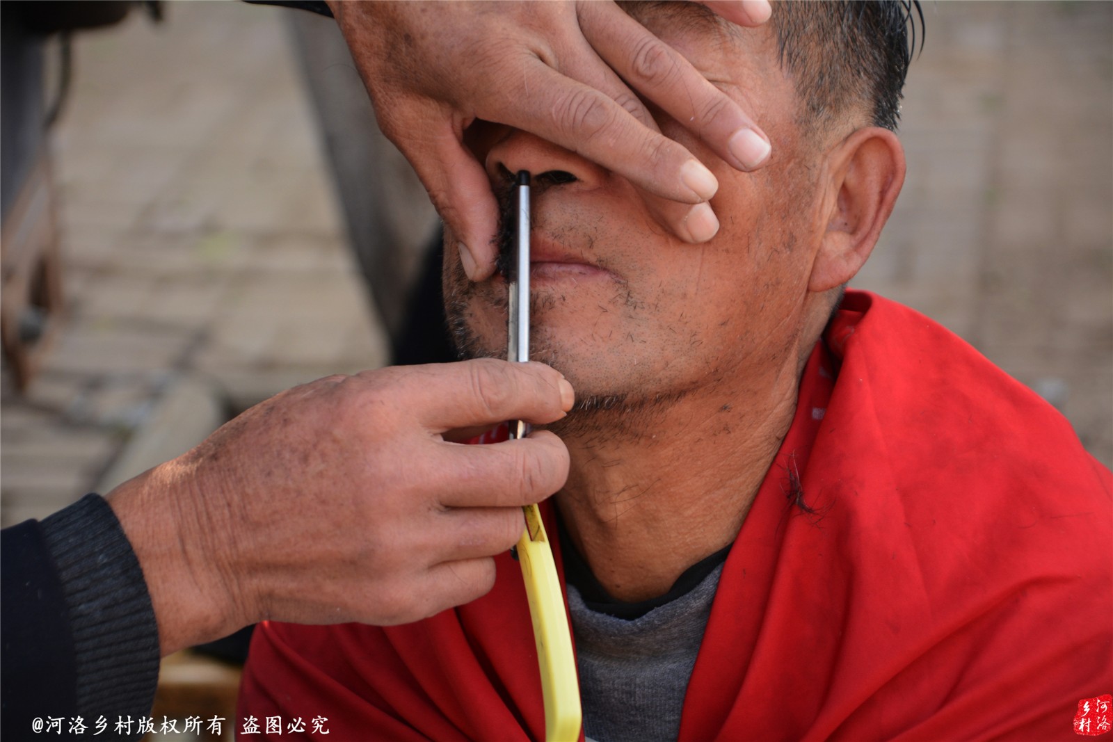 "老杨头一边给客户刮脸一边说,旁边等候的一位大爷接着说:老杨家可是