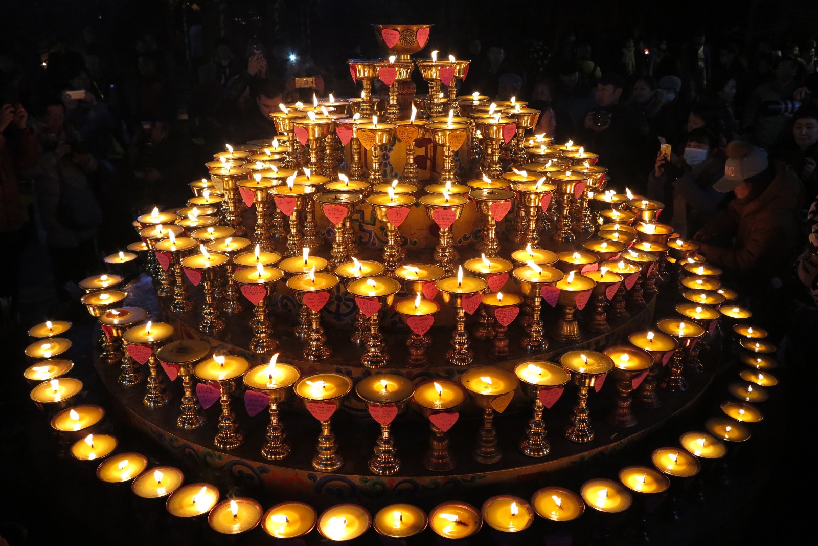 民众骑车来寺庙点灯 周边空地共享单车扎堆