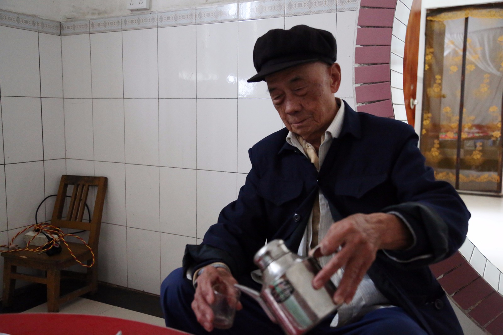 90岁老人的长寿秘诀:天天喝茶喝酒做劳动