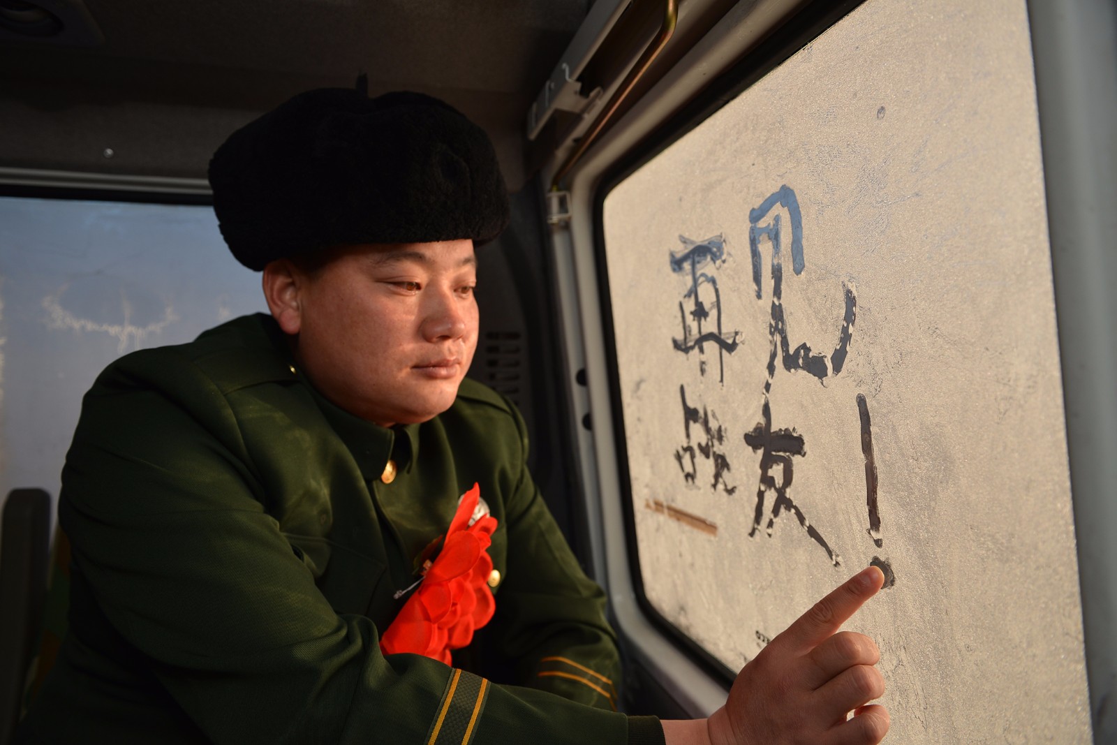 老兵从军16年 离别泪奔,退伍不褪色