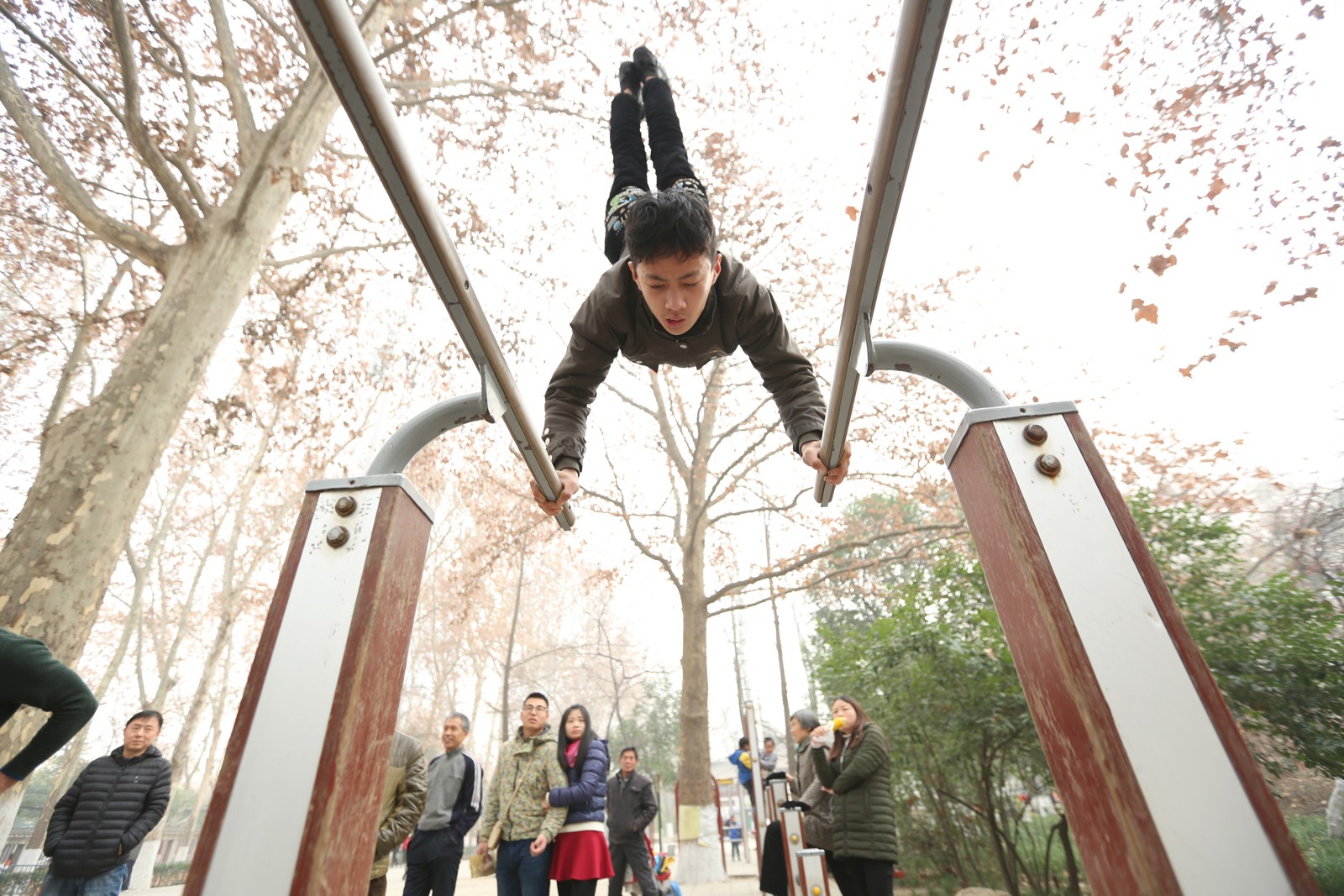 街头健身达人 惊险炫酷动作让市民惊叹不已