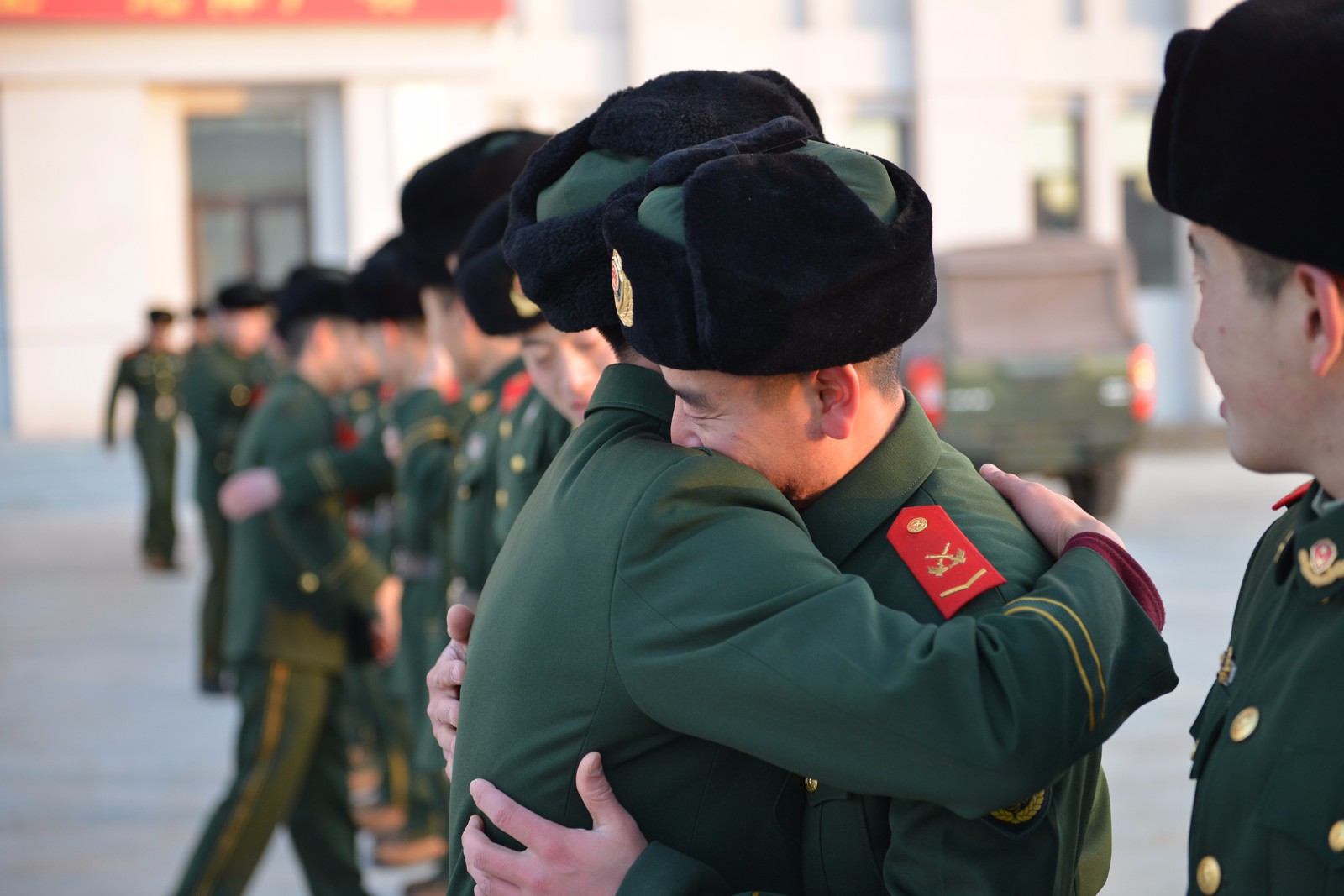 老兵从军16年 离别泪奔,退伍不褪色|老兵|从军|战友_新浪网