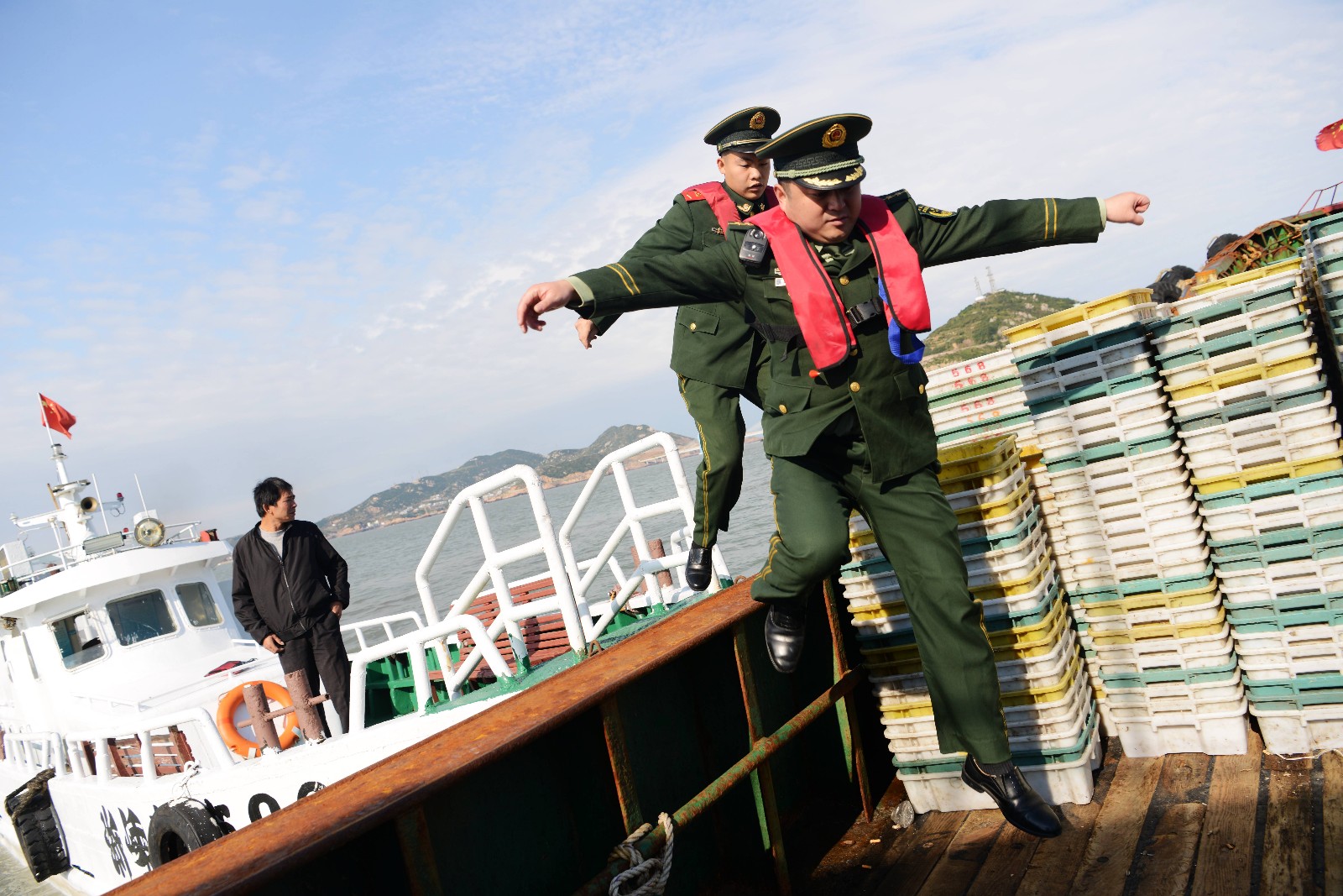 在这个东海前哨,浙江舟山公安边防支队嵊山边防派出所副所长陈经军,一