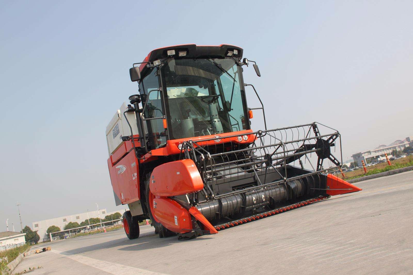 土地流转加速进行,未来这些大型农业机器会出现在农村吗?