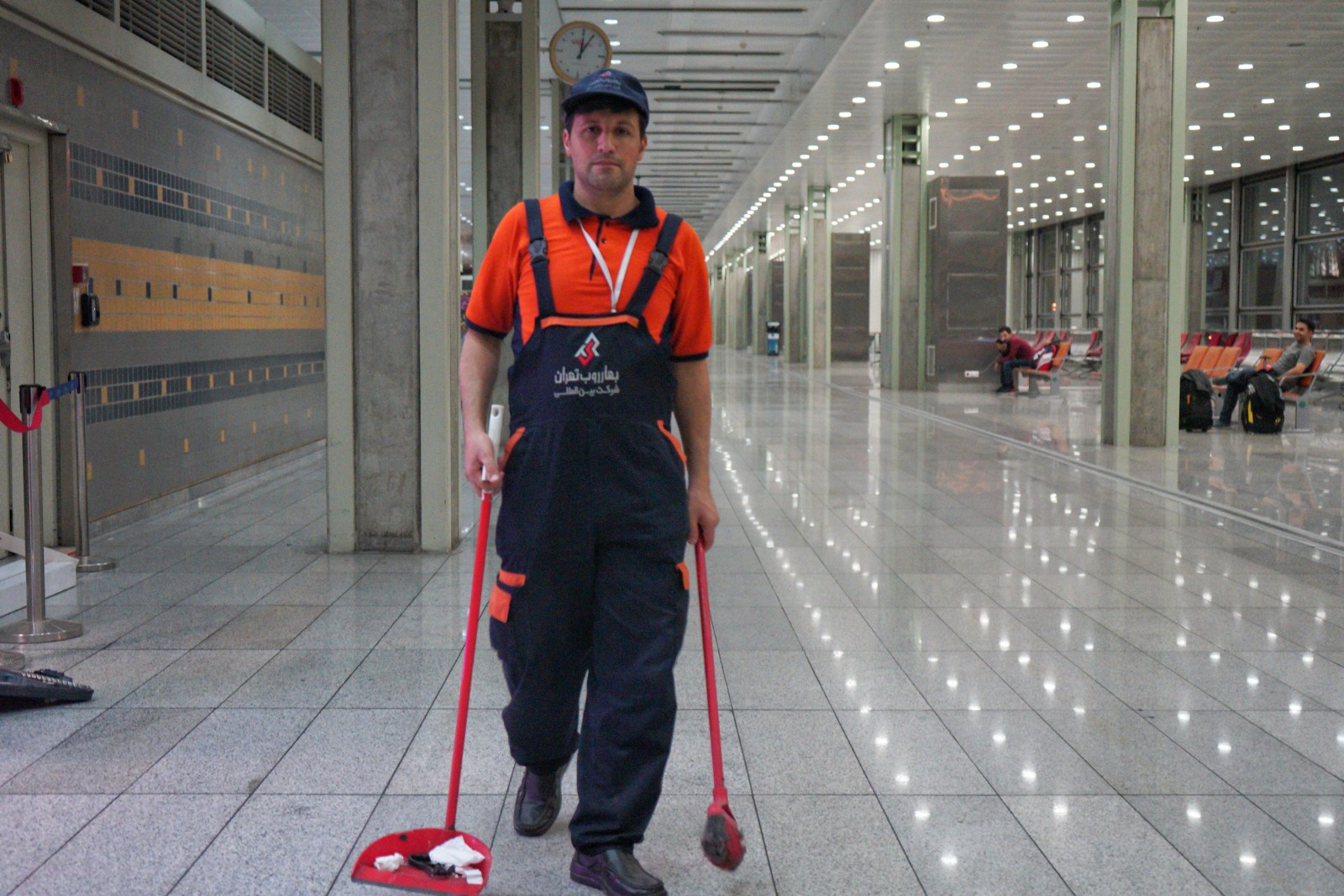 "马里奥"大叔在伊朗国际机场当清洁工_新浪看点