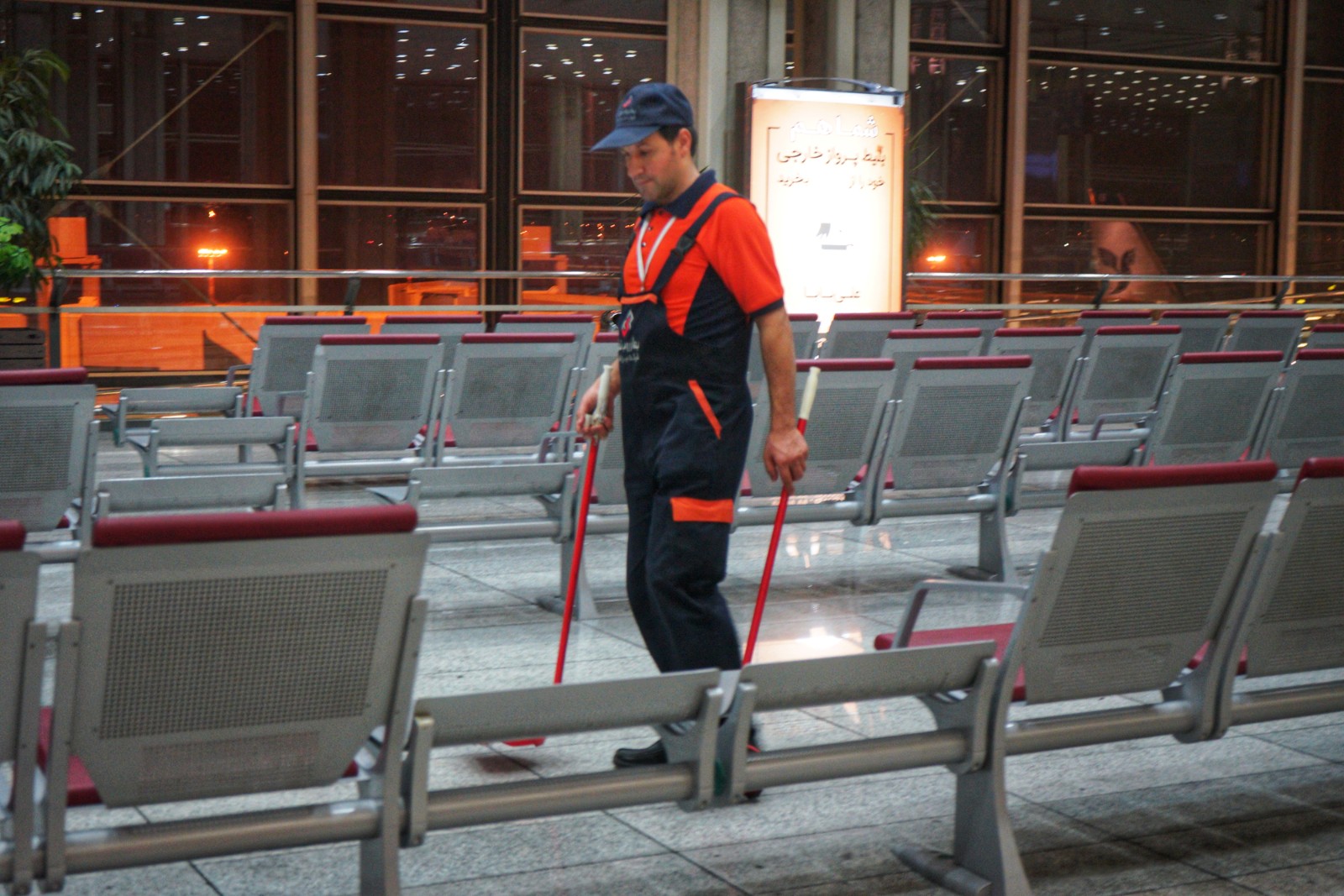 "马里奥"大叔在伊朗国际机场当清洁工_新浪看点