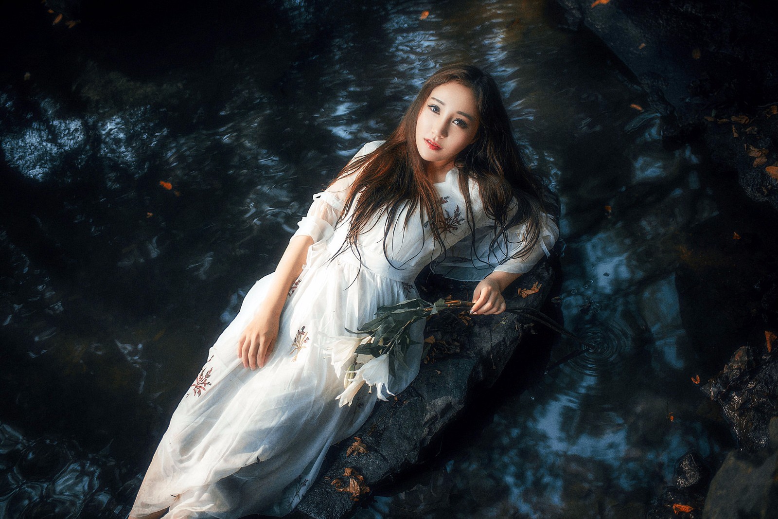 小费美图:仙境中的朦胧少女,翩翩起舞!