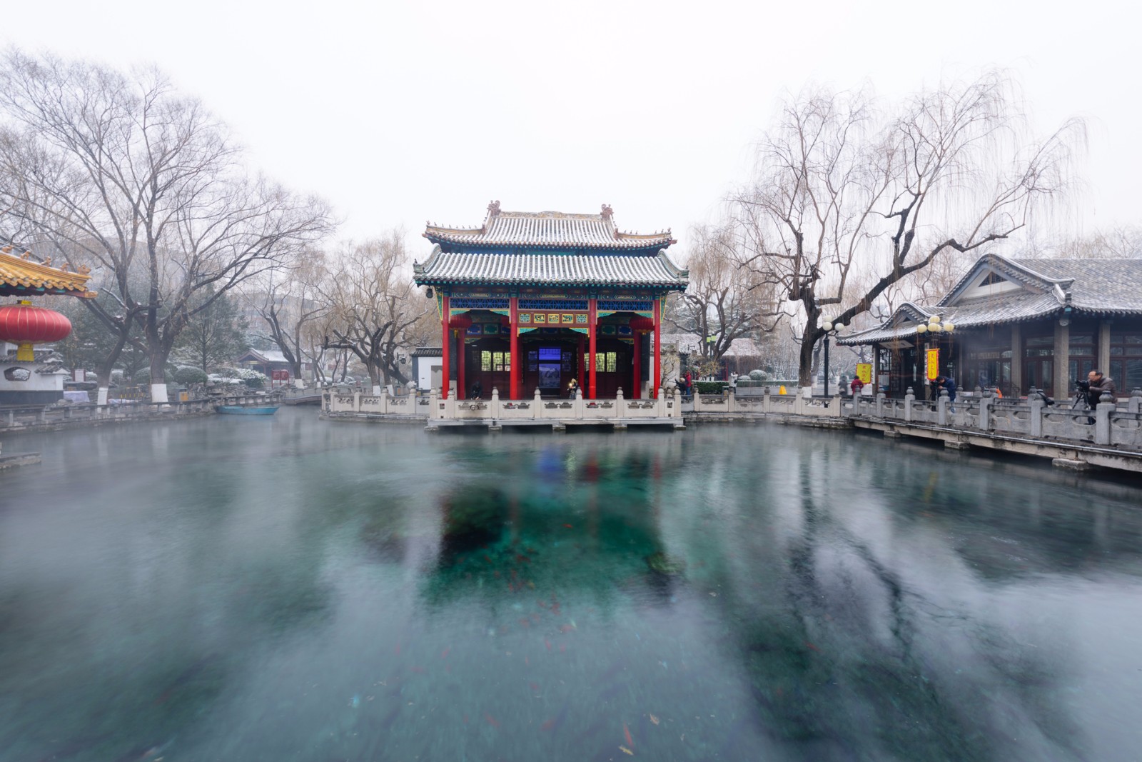 2018年济南第一场雪来了，雪后的趵突泉烟雾缭绕，宛如仙境