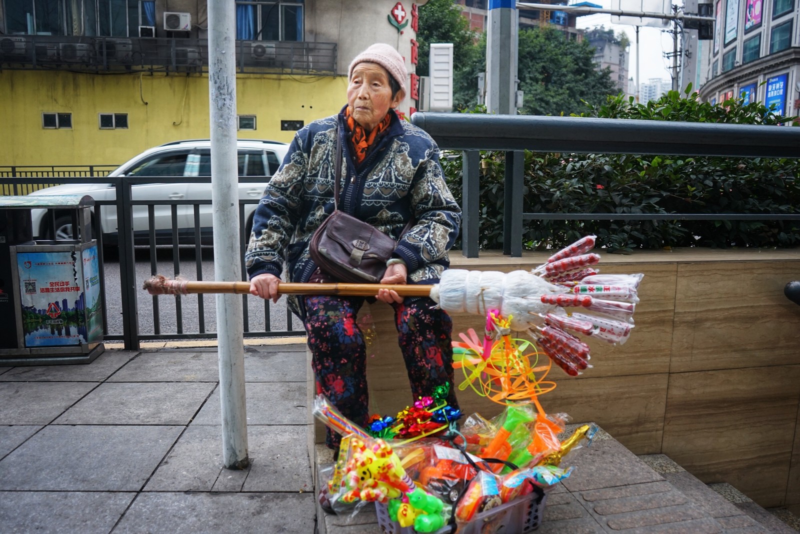 86岁老人寒风中卖东西 感叹生儿不如生女
