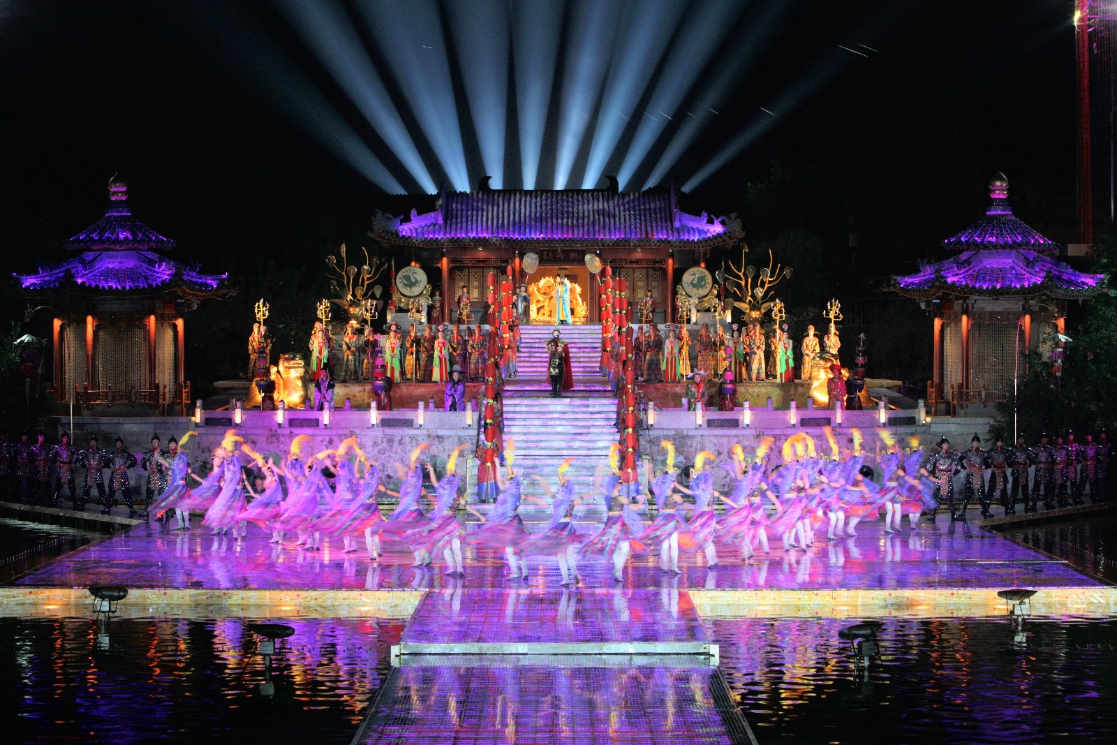 全国唯一的历史实景歌舞剧《长恨歌》使夜晚的华清宫更加梦幻美丽