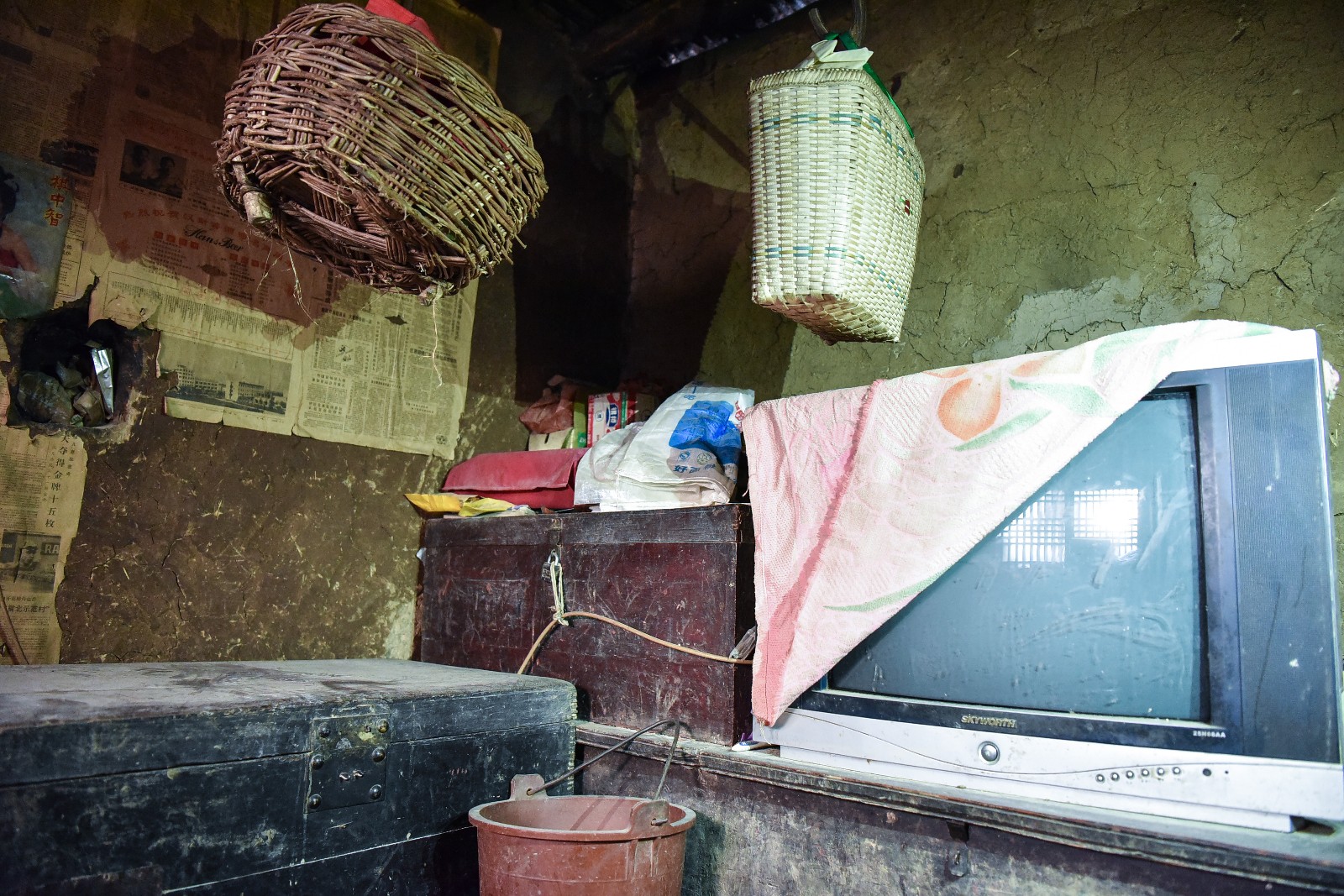 80岁补丁老人新房被小儿占据 千元买70平老房子住50年