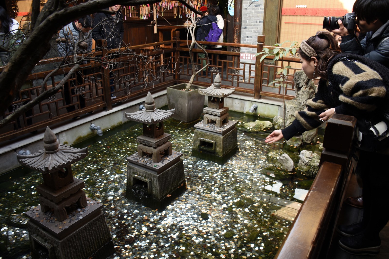 普通水池被当许愿池 近万枚硬币铺满池底