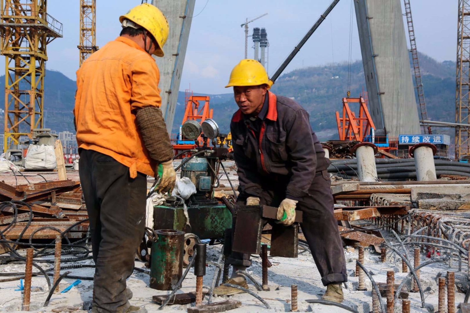 实拍万州长江三桥施工现场,工人骑钢梁不惧高空作业,称习惯了!