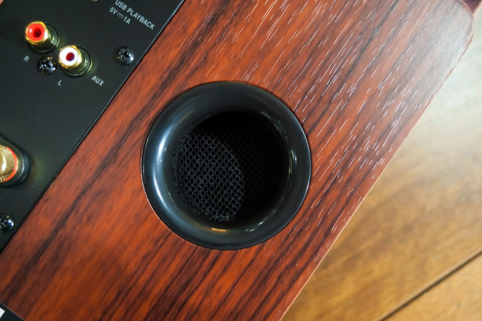 aux输入下方有清晰的lr标识,音箱连接柱采用纯铜材质,输入更稳定,连接