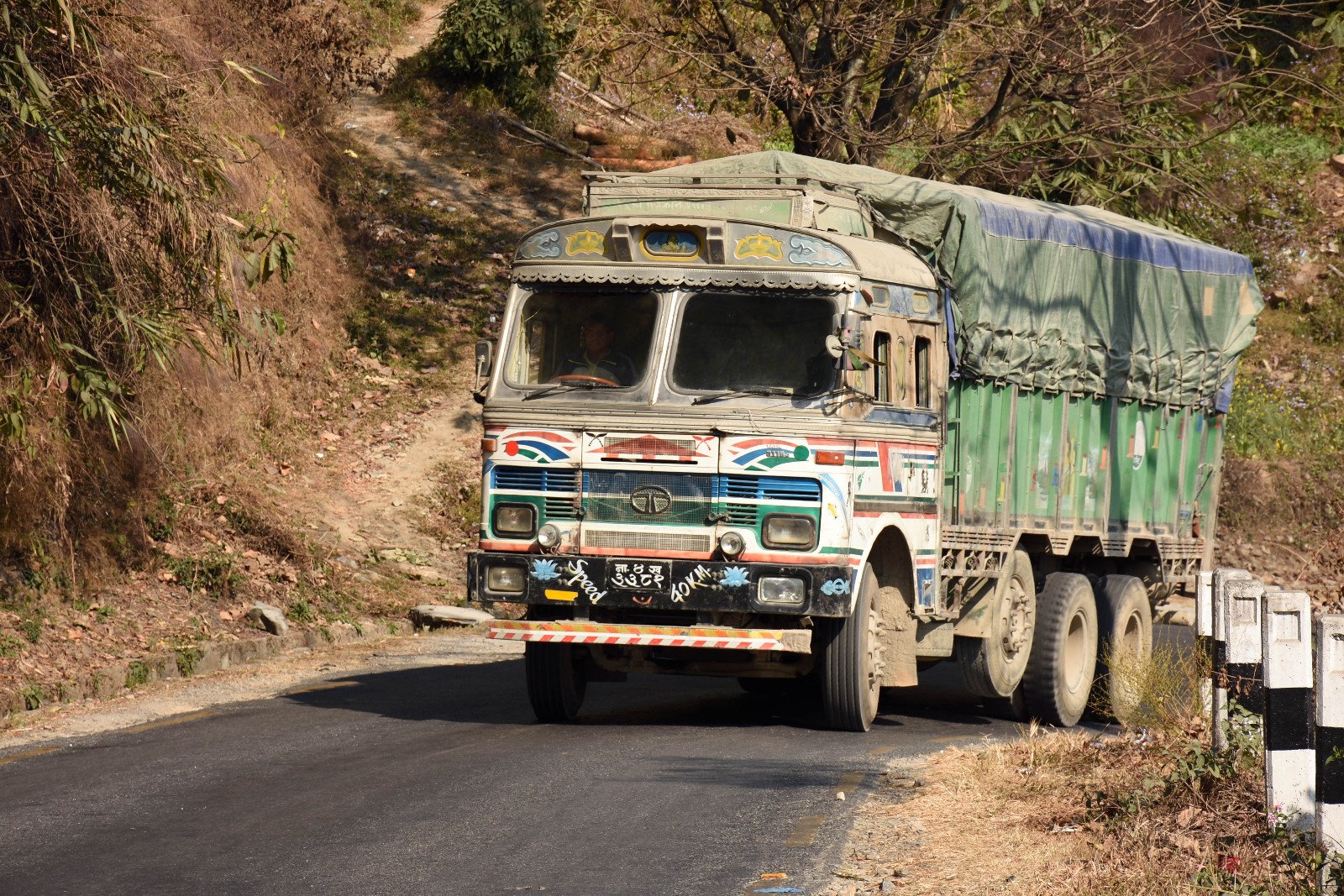 实拍尼泊尔彩绘卡车 司机把车子打扮得像新娘