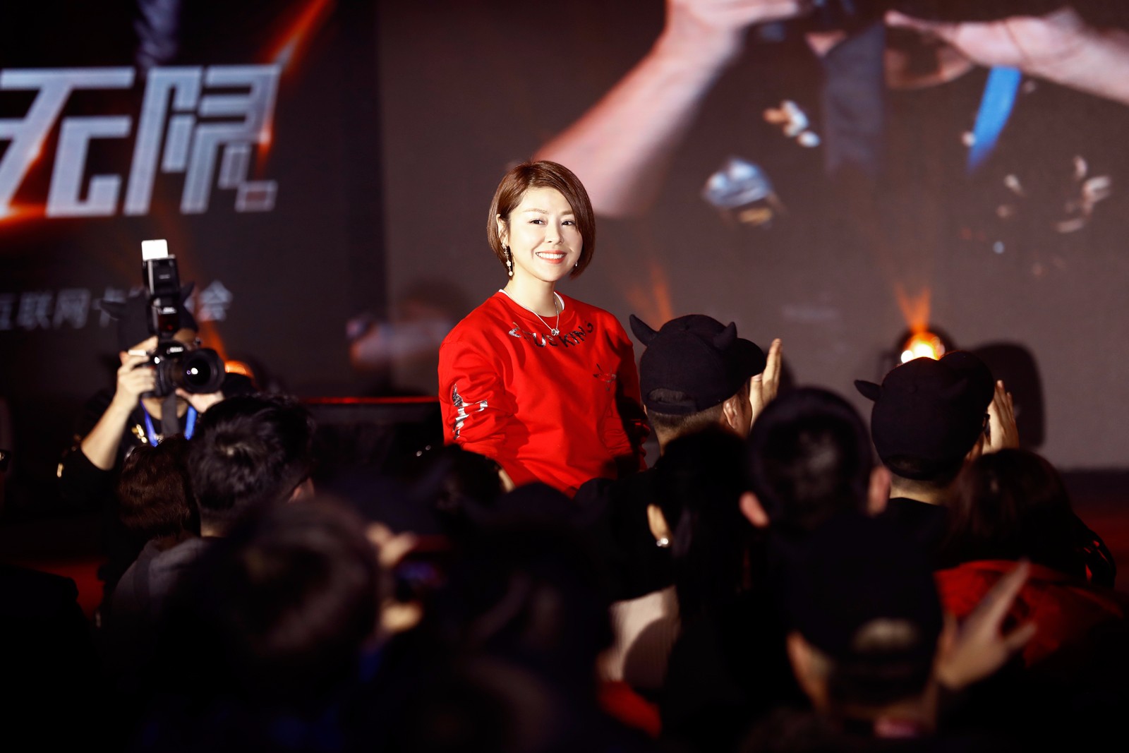 《我爱记歌词》领唱凌晗商界大动作携手李晨推出中国首张大黑牛卡