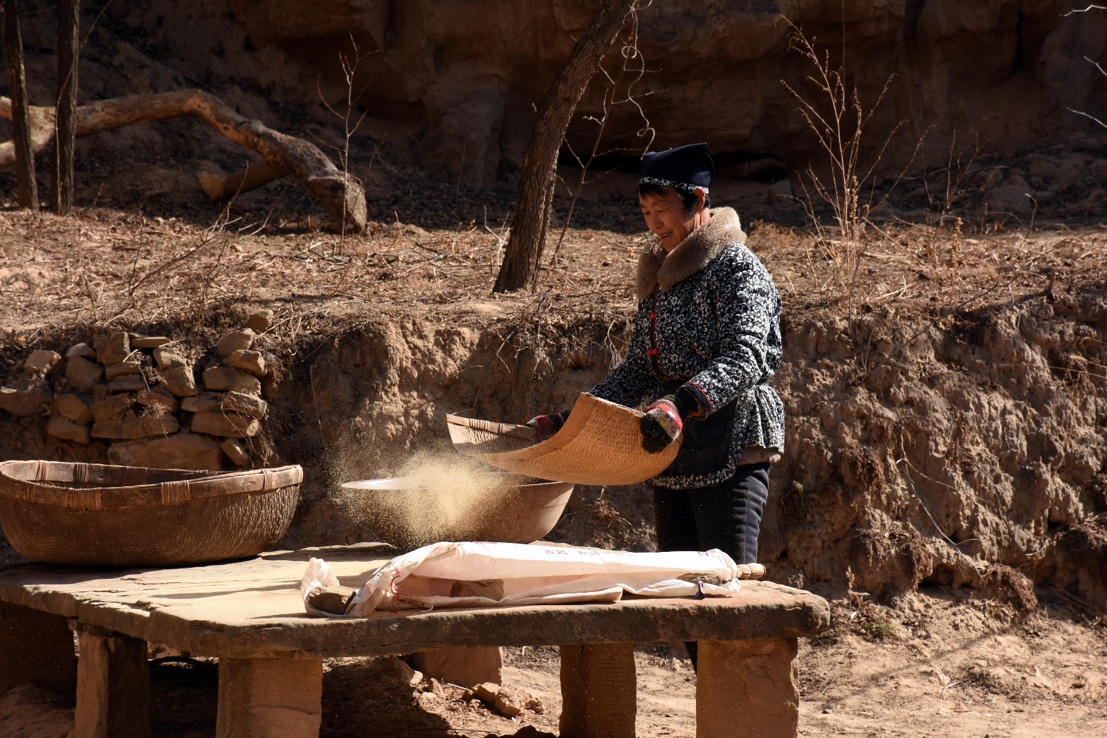 实拍农村原始的推碾子拉磨