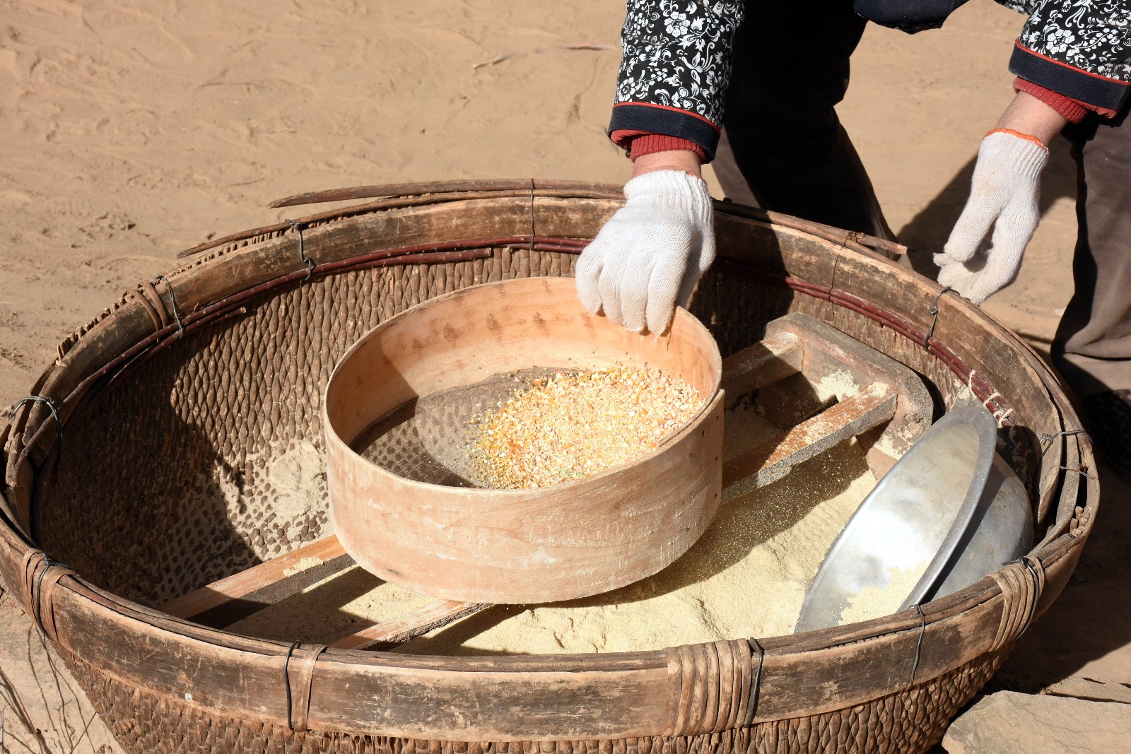 实拍农村原始的推碾子拉磨
