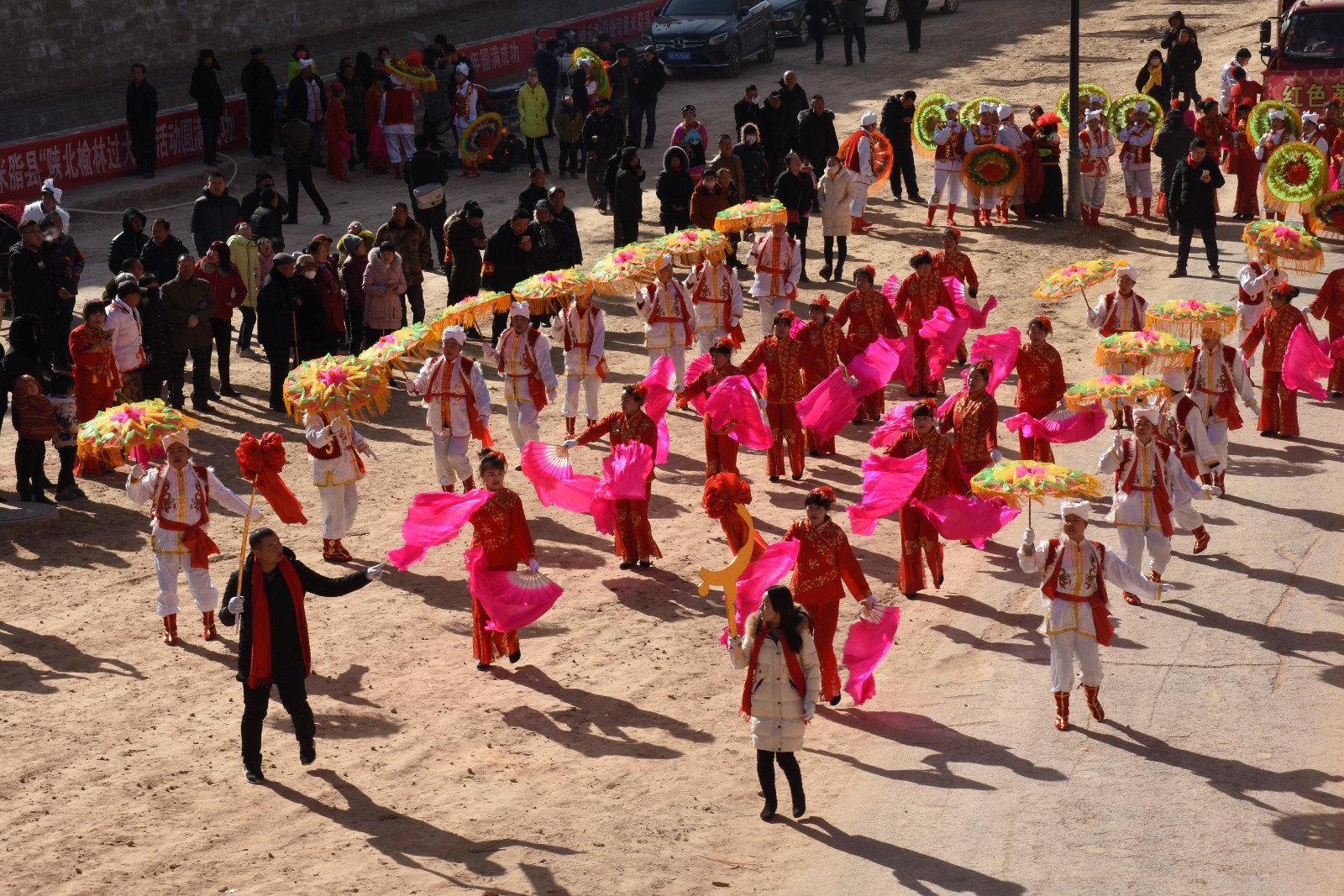 数千人围观扭秧歌 现场嗨翻天