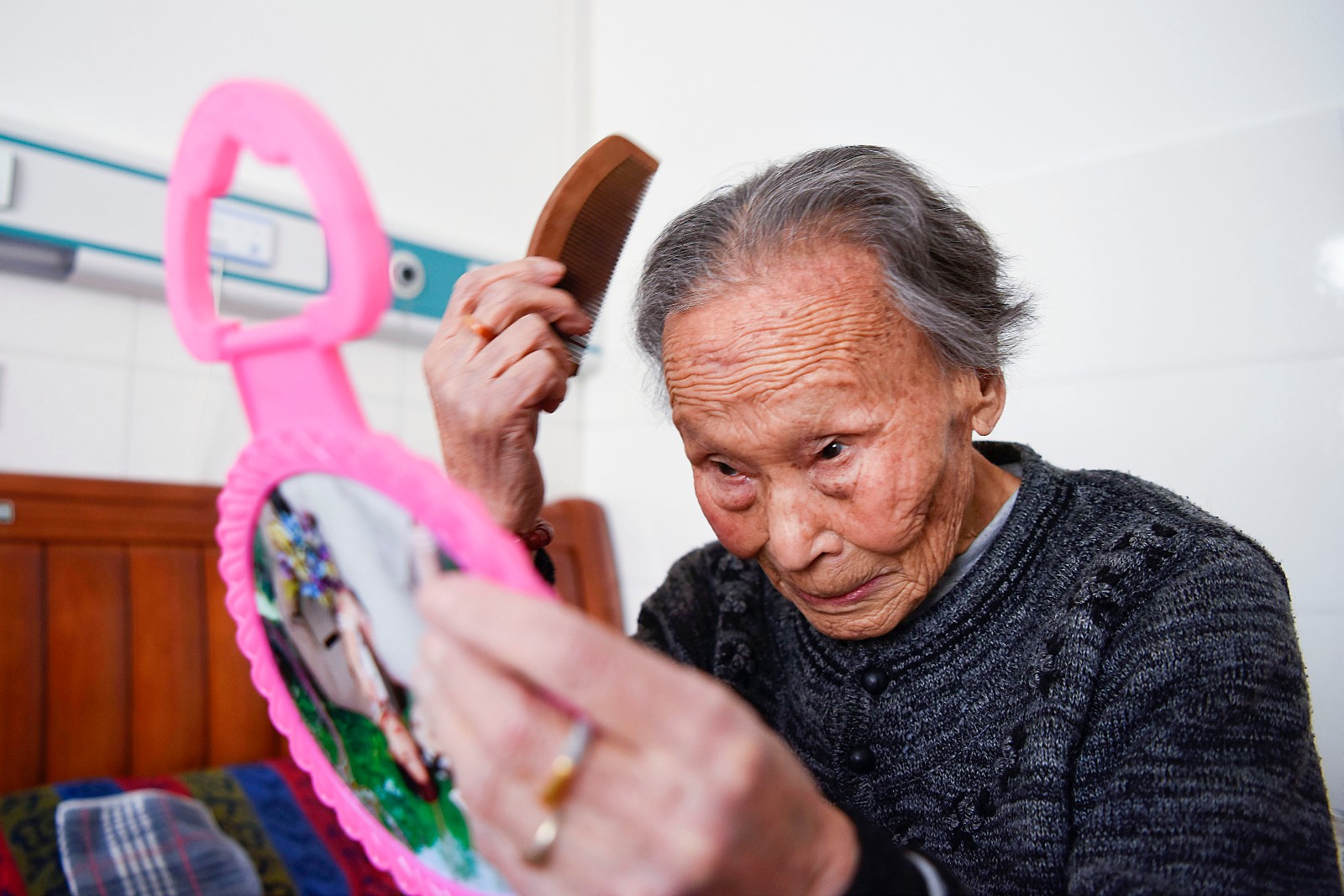 百岁老人王兴兰梳头准备出门散步.