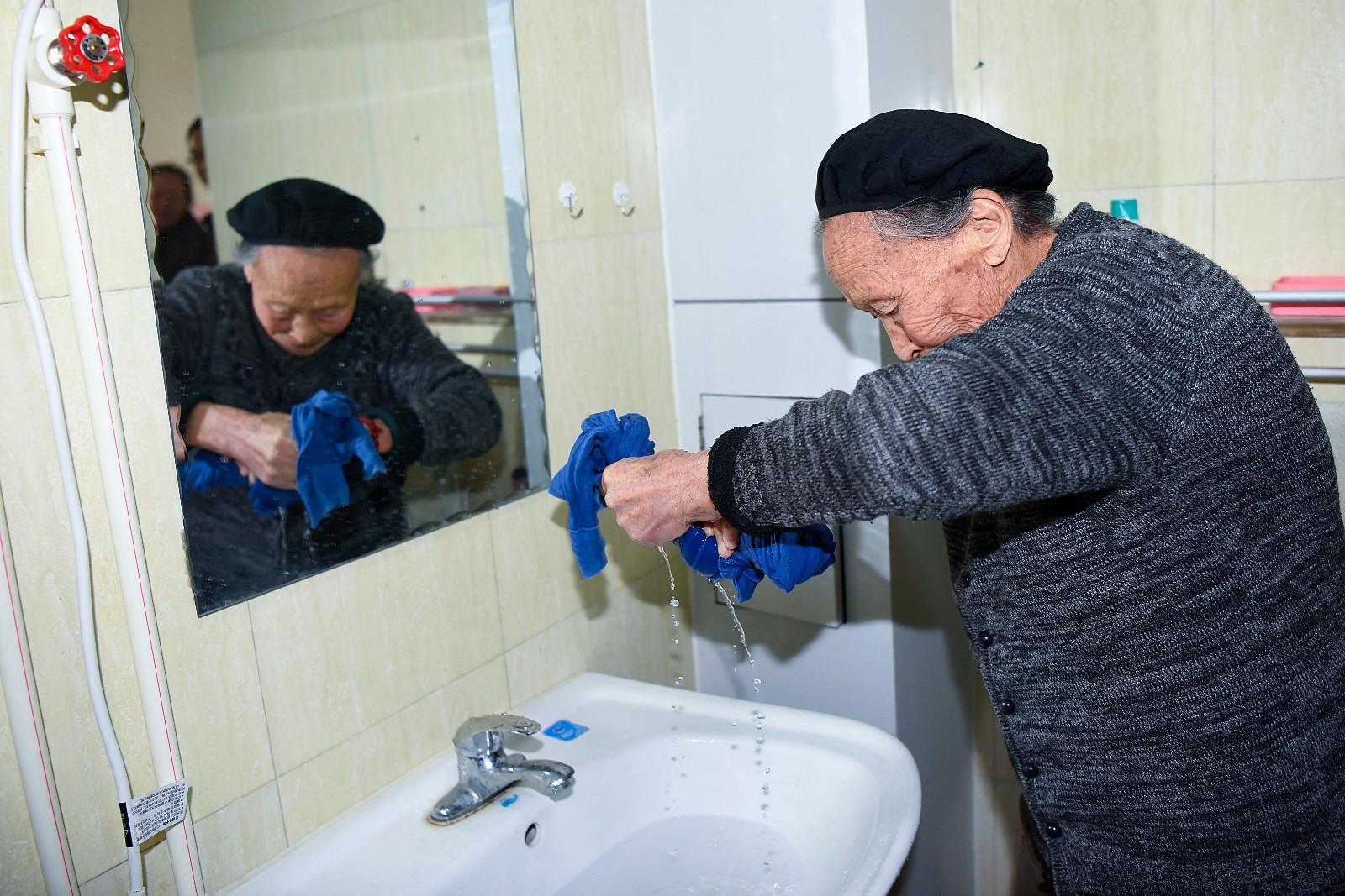 每天晚上8点左右睡觉,早上4点40分左右起床,洗脸,刷牙,夏天还要自己