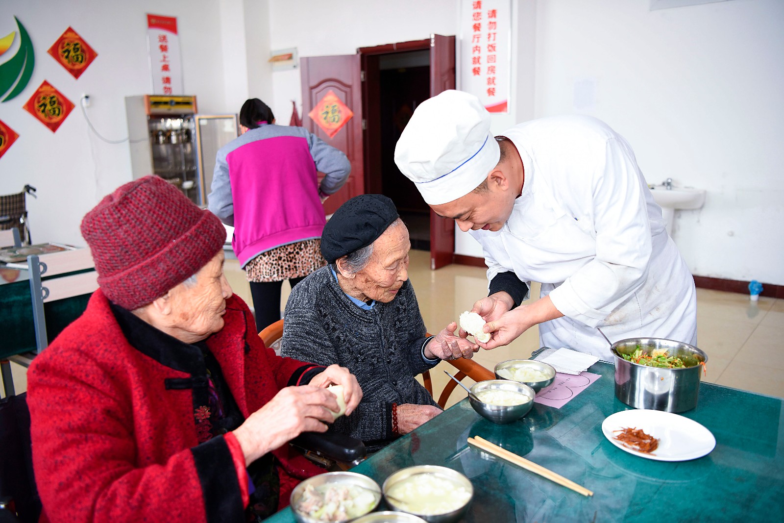 喜欢吃素,所以每次吃饭她都会把自己碗里老人喜欢的菜夹给老人,让老人