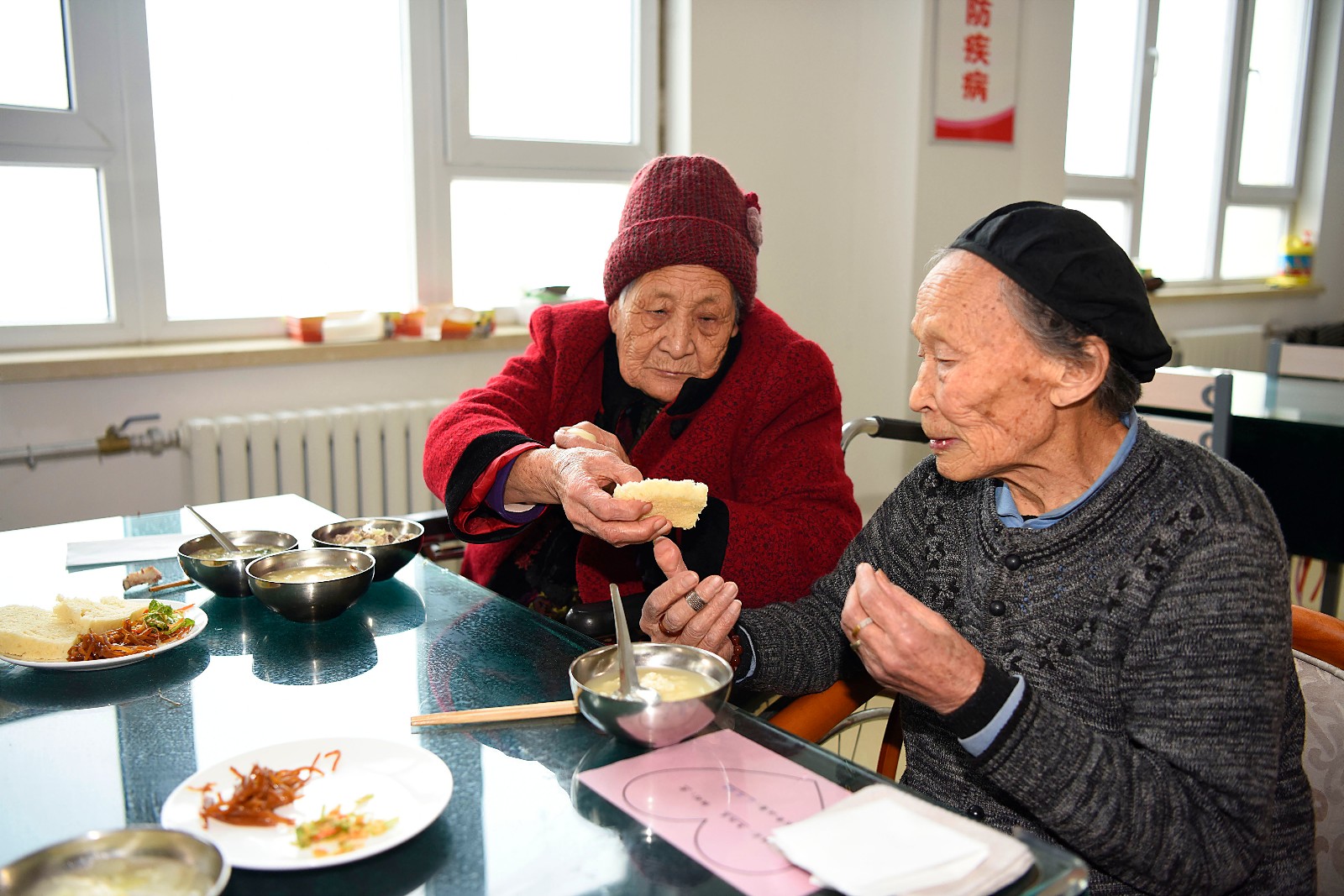 山东日照85岁老人的开心事:陪百岁老人同桌用餐