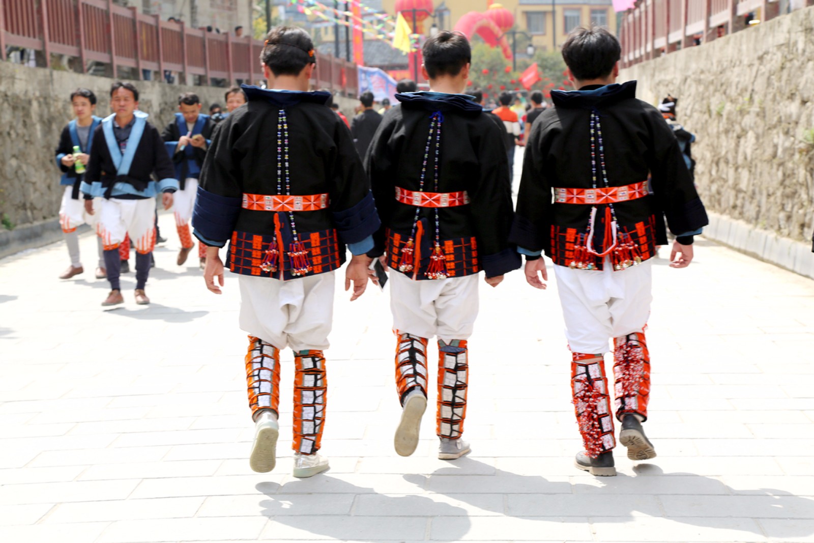 白裤瑶族的年街节,有的男人扛枪逛街,就问你怕不怕