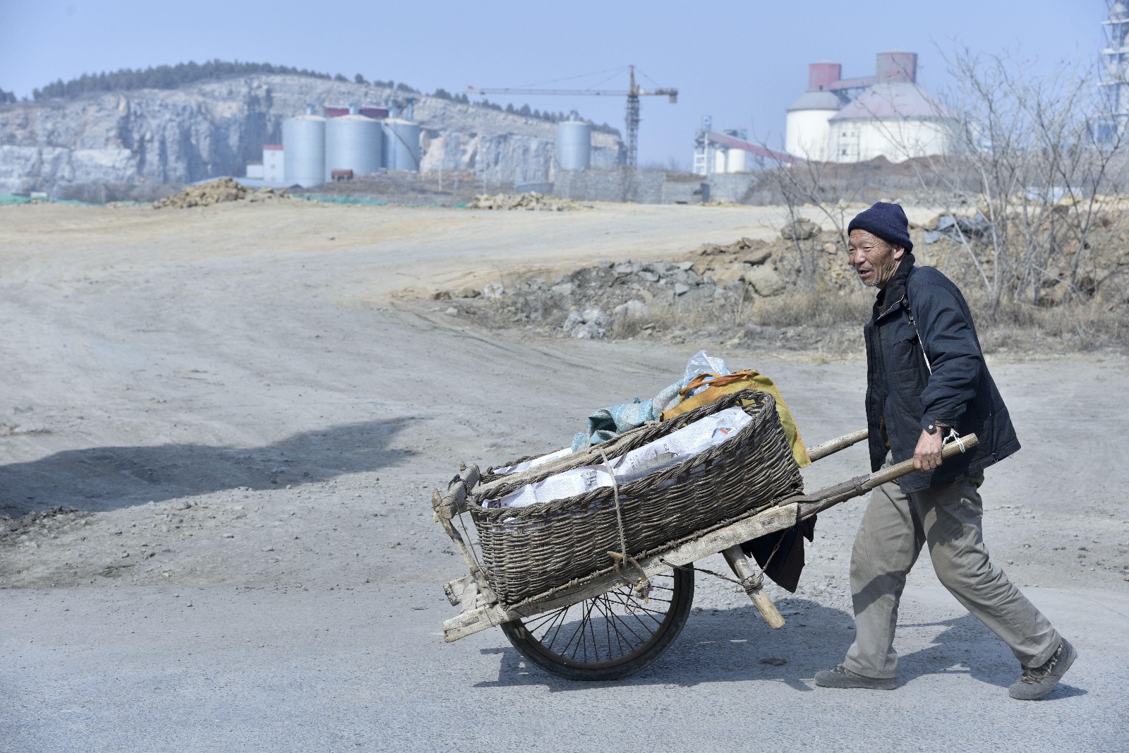老人凌晨下山卖柿子,推独轮车走了100多里路,夜宿小树林_新浪看点