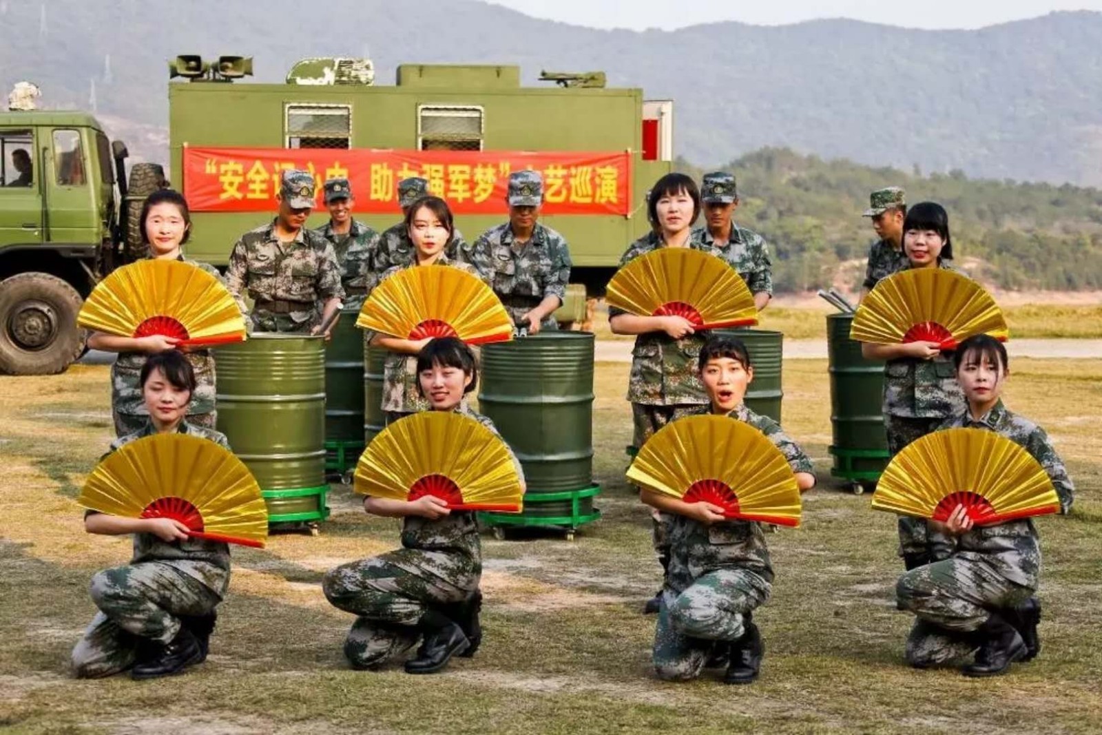 解放军文艺小分队送戏到基层,油桶当鼓敲战士乐开怀