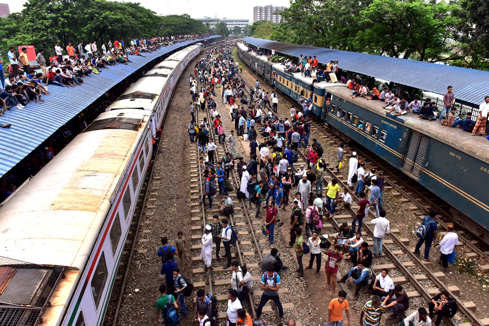 孟加拉国宰牲节返乡大潮火车顶坐满人