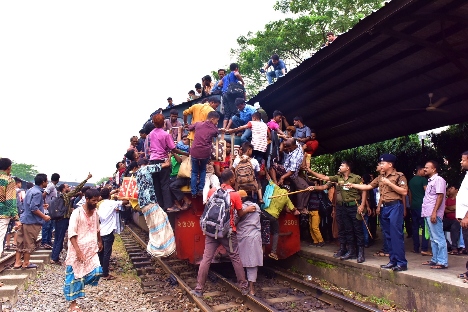 孟加拉国宰牲节返乡大潮火车顶坐满人