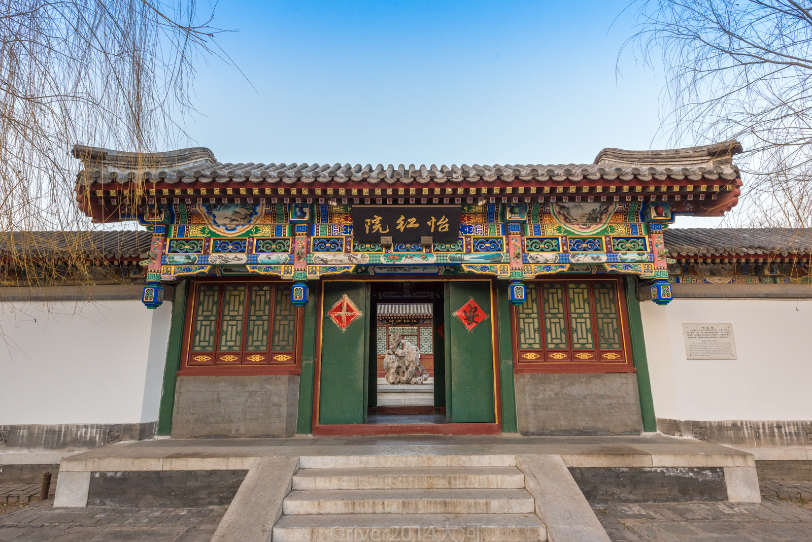 现在的省亲别墅内有红楼文化艺术展,还有红楼梦中各种人物的塑像和