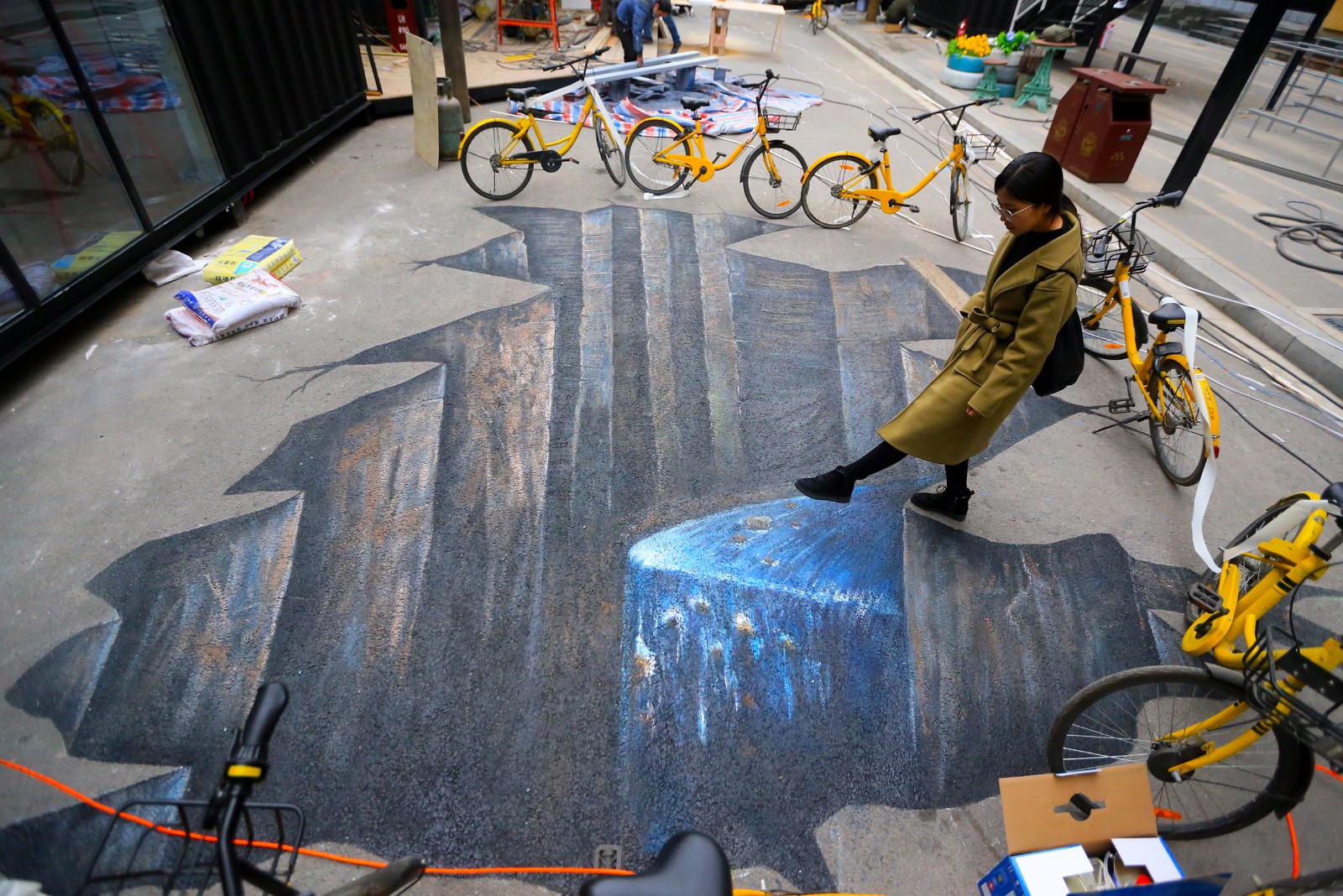 街头3d画过于逼真吓坏路人 共享单车成围墙_新浪看点