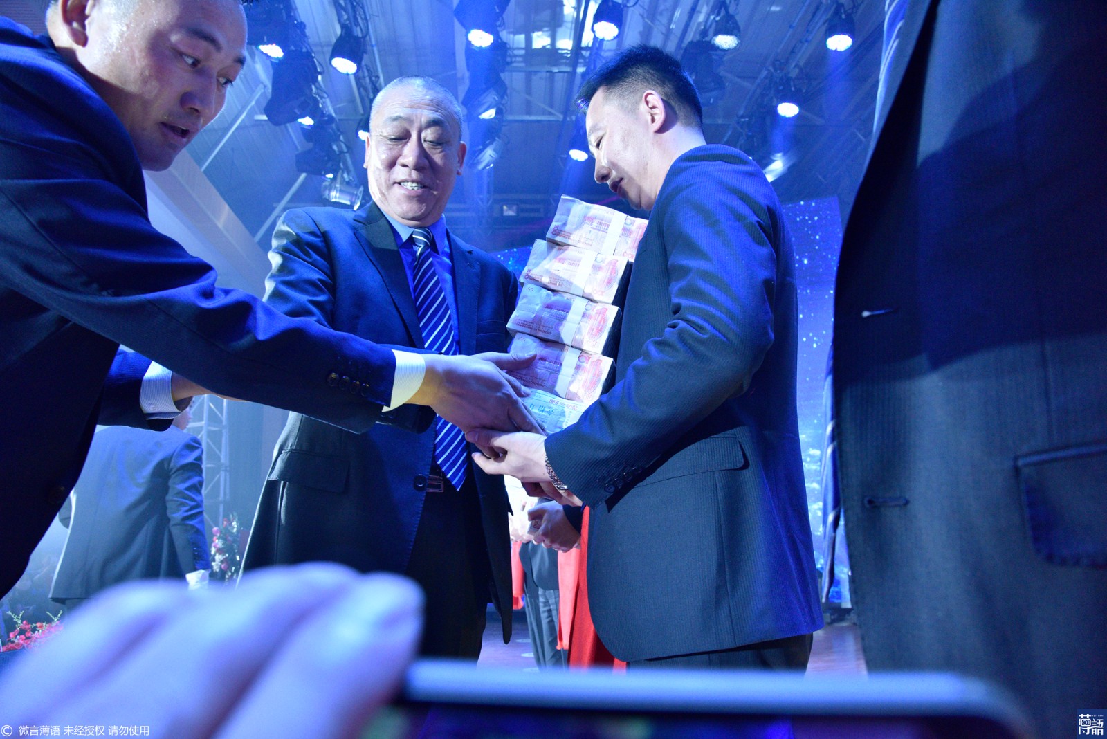 河南老板为11名员工发1100万现金福利,每人一百万还有金项链