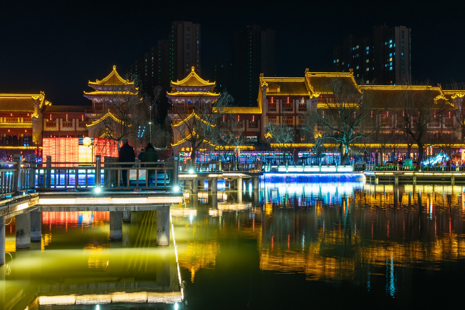 我拍摄的一组陕西省渭南市临渭区街头及沋河公园的夜景,彩灯点点,年味