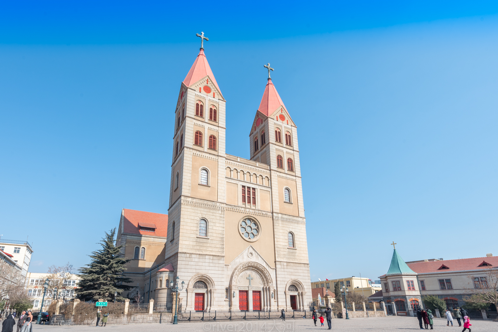 青岛最美的教堂之一因为缺钱只建了一半高度现在门票10元