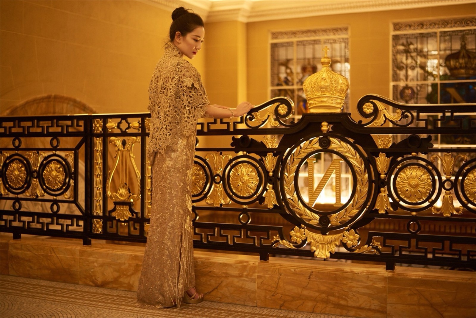 兰玉侧颜美图气质充盈 金衣红唇展"东方典雅"