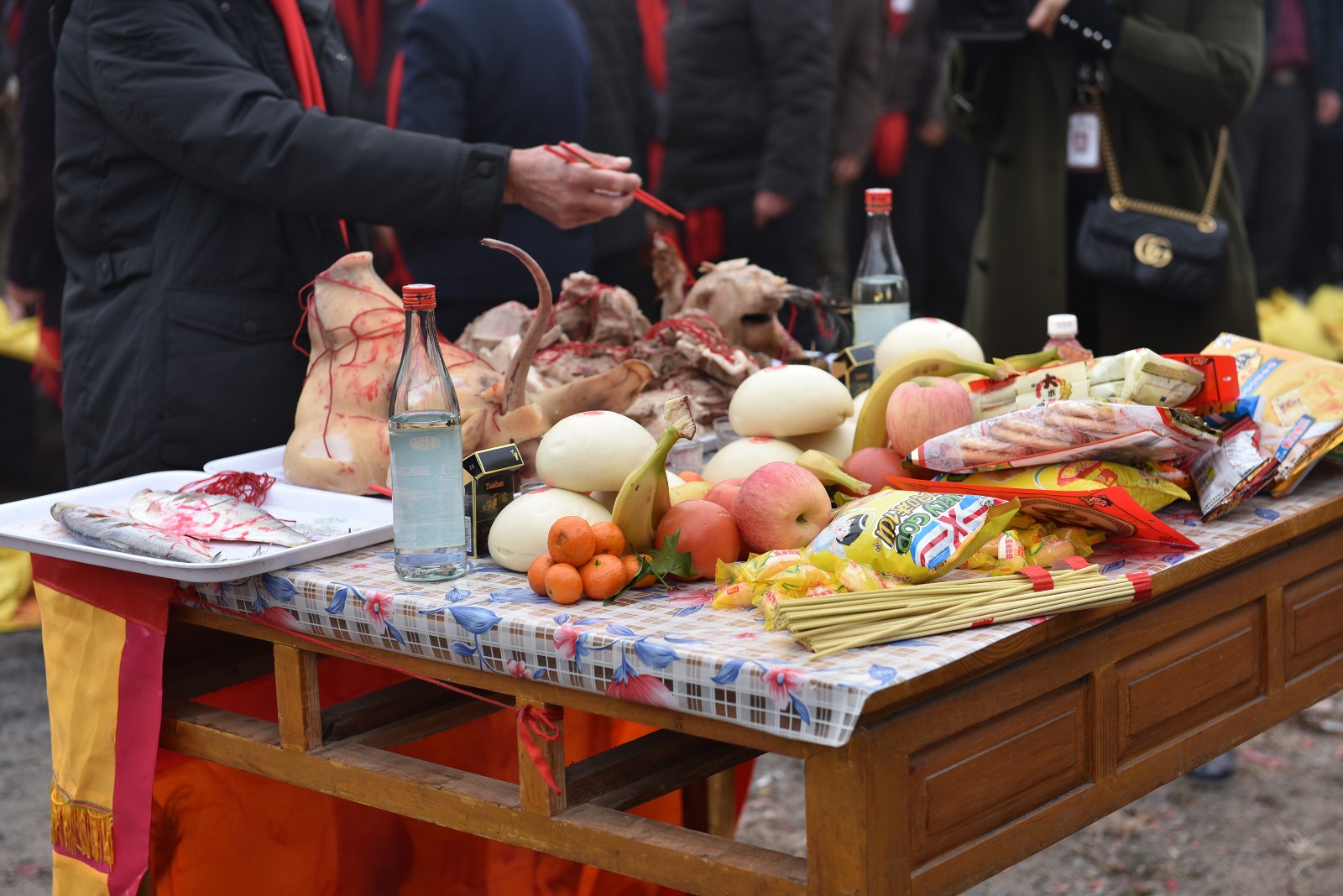 正月十六渔民跪地磕头敬龙王,祈求鱼满仓福满船