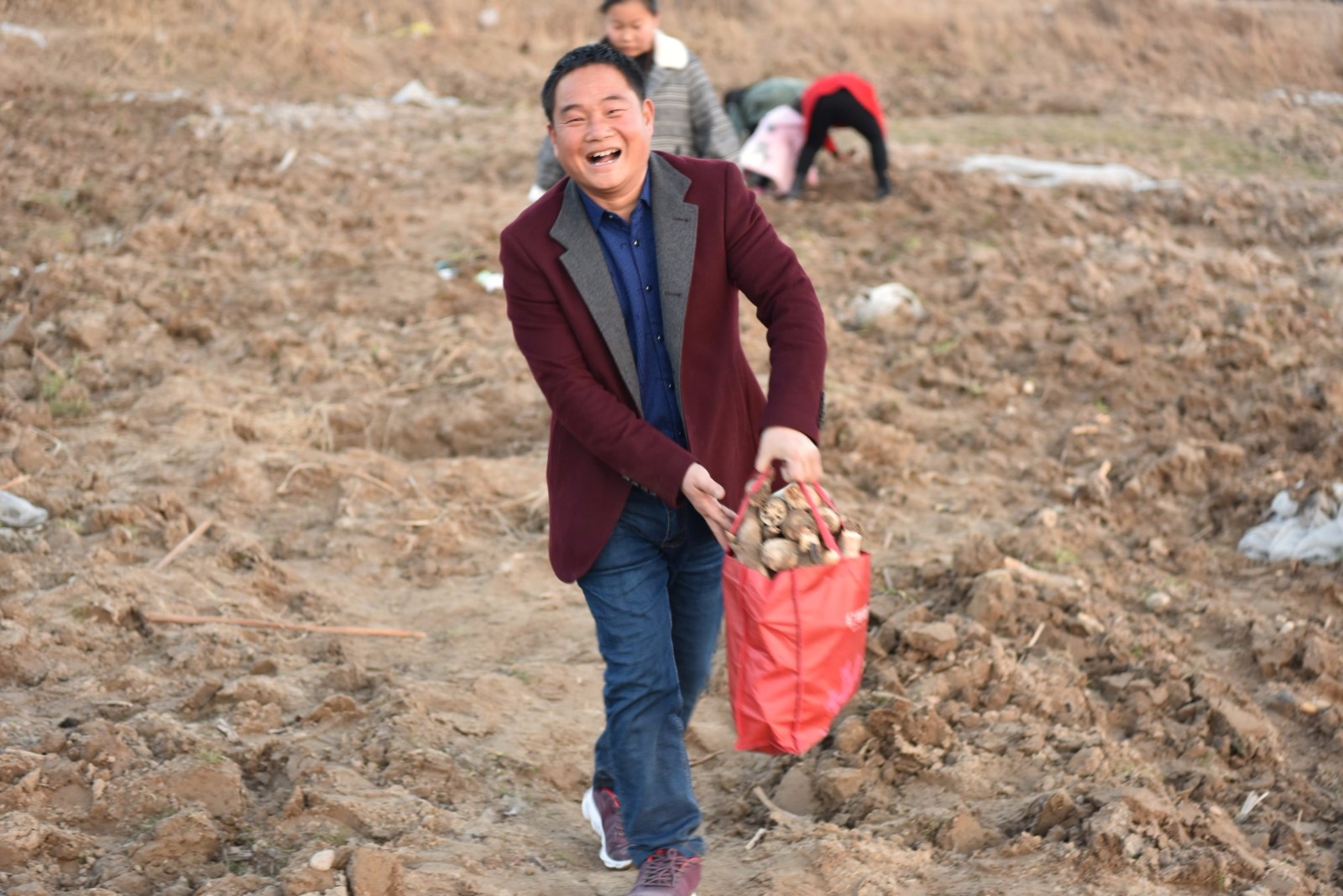 农村人嫌不好丢弃在地里,城里人说丢掉怪可惜高兴的捡回家