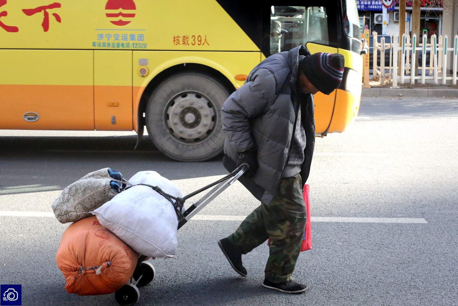 实拍冬日街头为生计拼搏的人为省住宿费有人随身带棉被