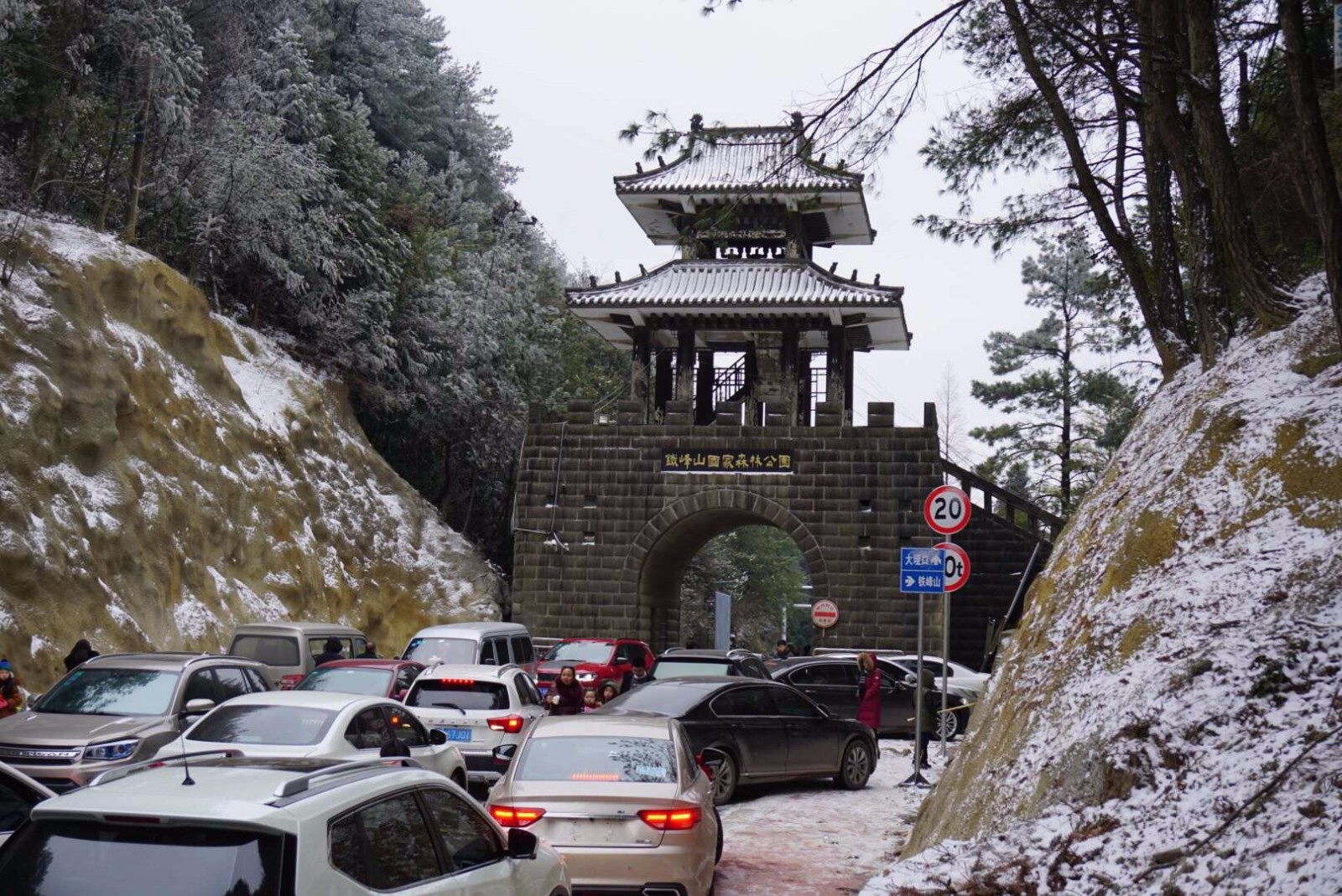 万州大垭口飘雪,市民周末扎堆前往看稀奇,车辆游客起堆堆!